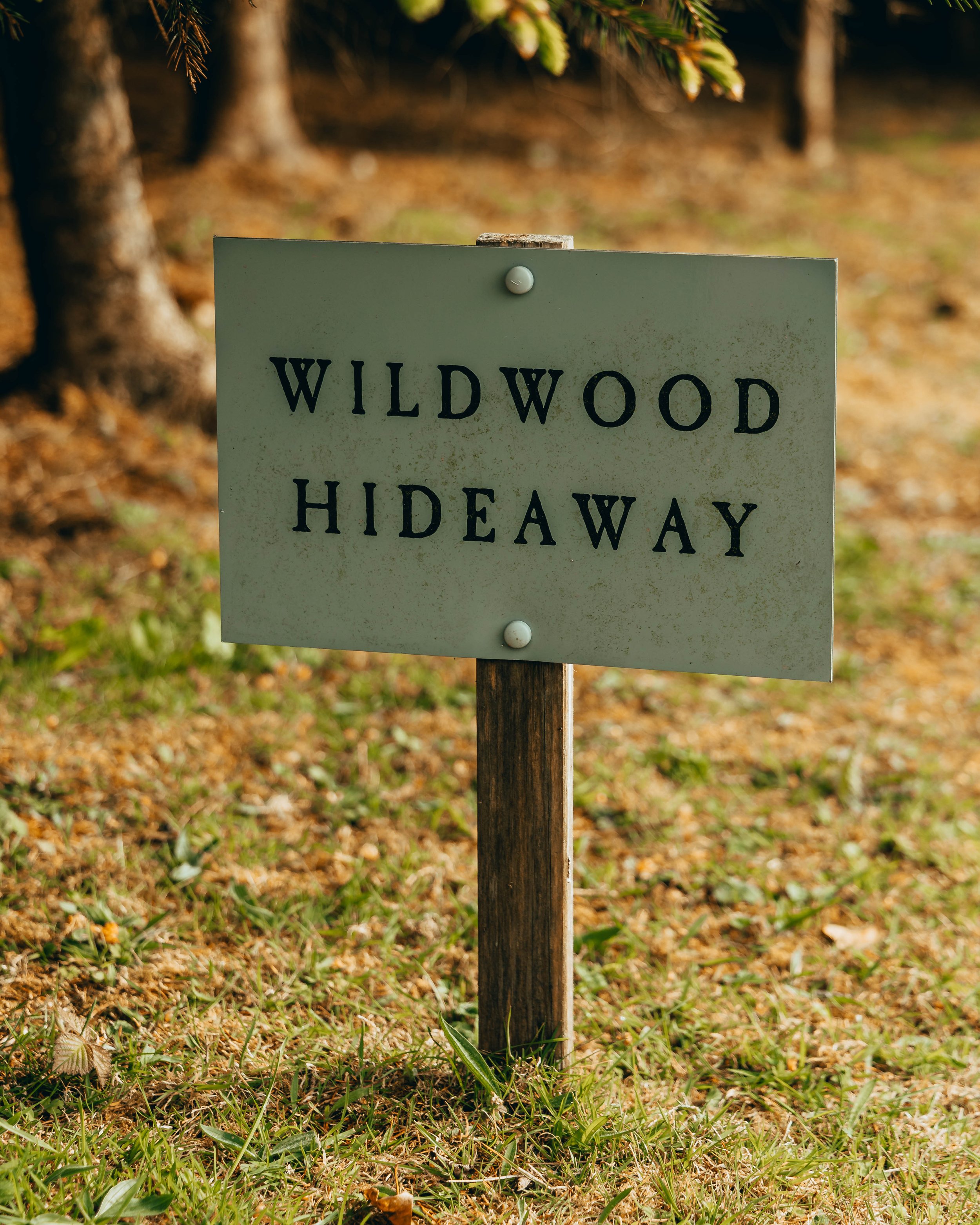Signpost saying Wildwood Hideaway