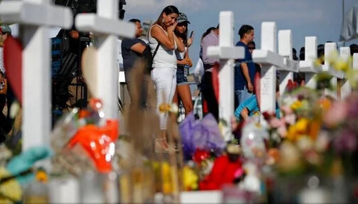 People mourning at a memorial for the victims of the 2019 El Paso Walmart shooting., 6 August 2019, Source: Sumida en el duelo, la gente de El Paso no quiere ver a Trump pasar por su pueblo ruperto miller from ´panama, panama