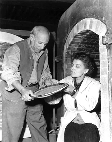 Pablo Picasso and Suzanne Ramie at the Madoura studio, 1946. © Galerie Madoura
