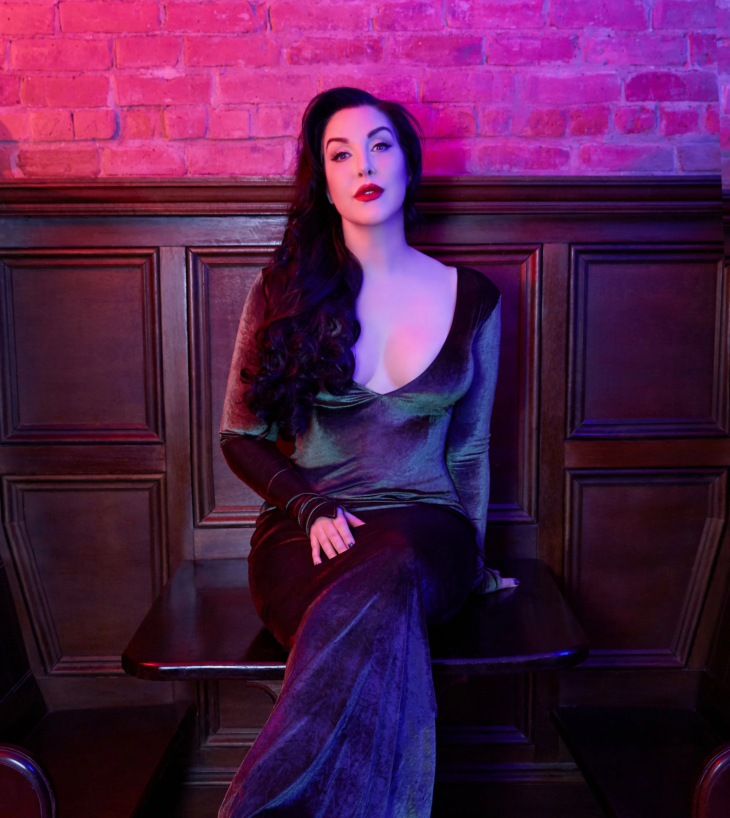  Shannon Denise Evans crafts dark, cinematic soundscapes as SAVARRE, weaving haunting vocals with orchestral production that critics have called "emotionally devastating" and "beautifully unsettling." Her latest EP, “Blood,” showcases her signature b