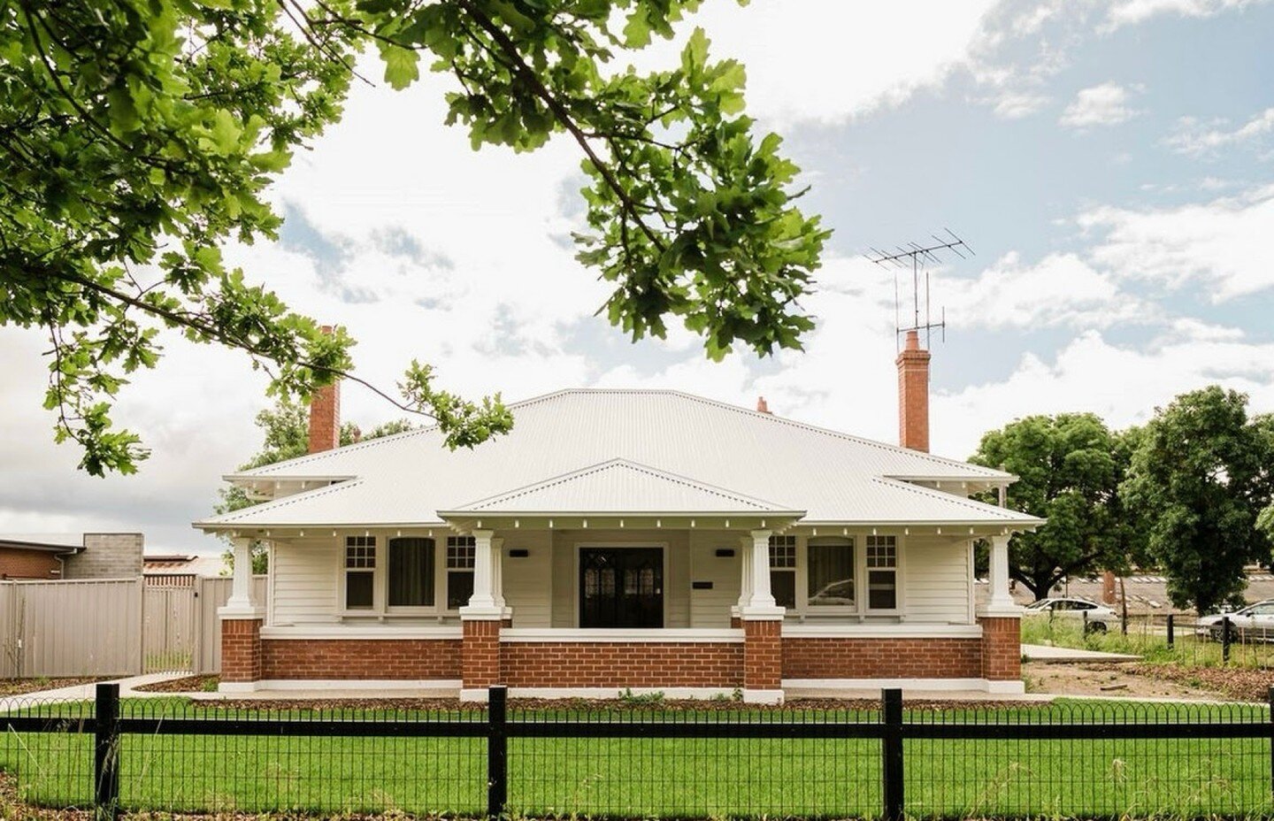Lee will be practicing exclusively from 363 Barker st Castlemaine (Soon to be Castlemaine Health Collective) from January 2024. This multi modality clinic hosts Castlemaine Osteopathy, Organic Mechanics, Muse Beauty and Luna Health. A fabulous team o