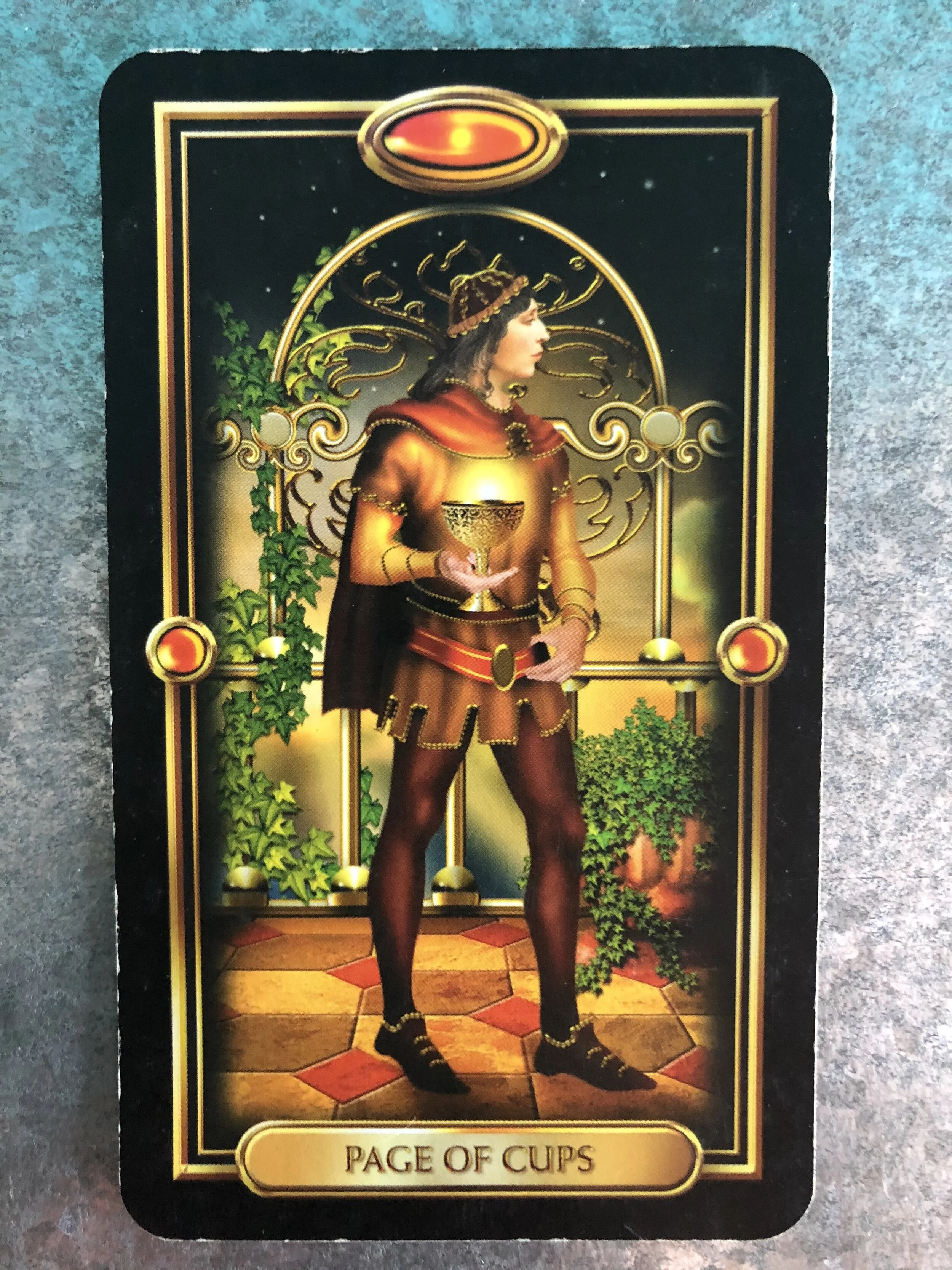 Паж чаш таро уэйта. Паж кубков перевернутый. Карта таро паж кубков. Карта таро паж кубков. Таро значение сочетания паж кубков.