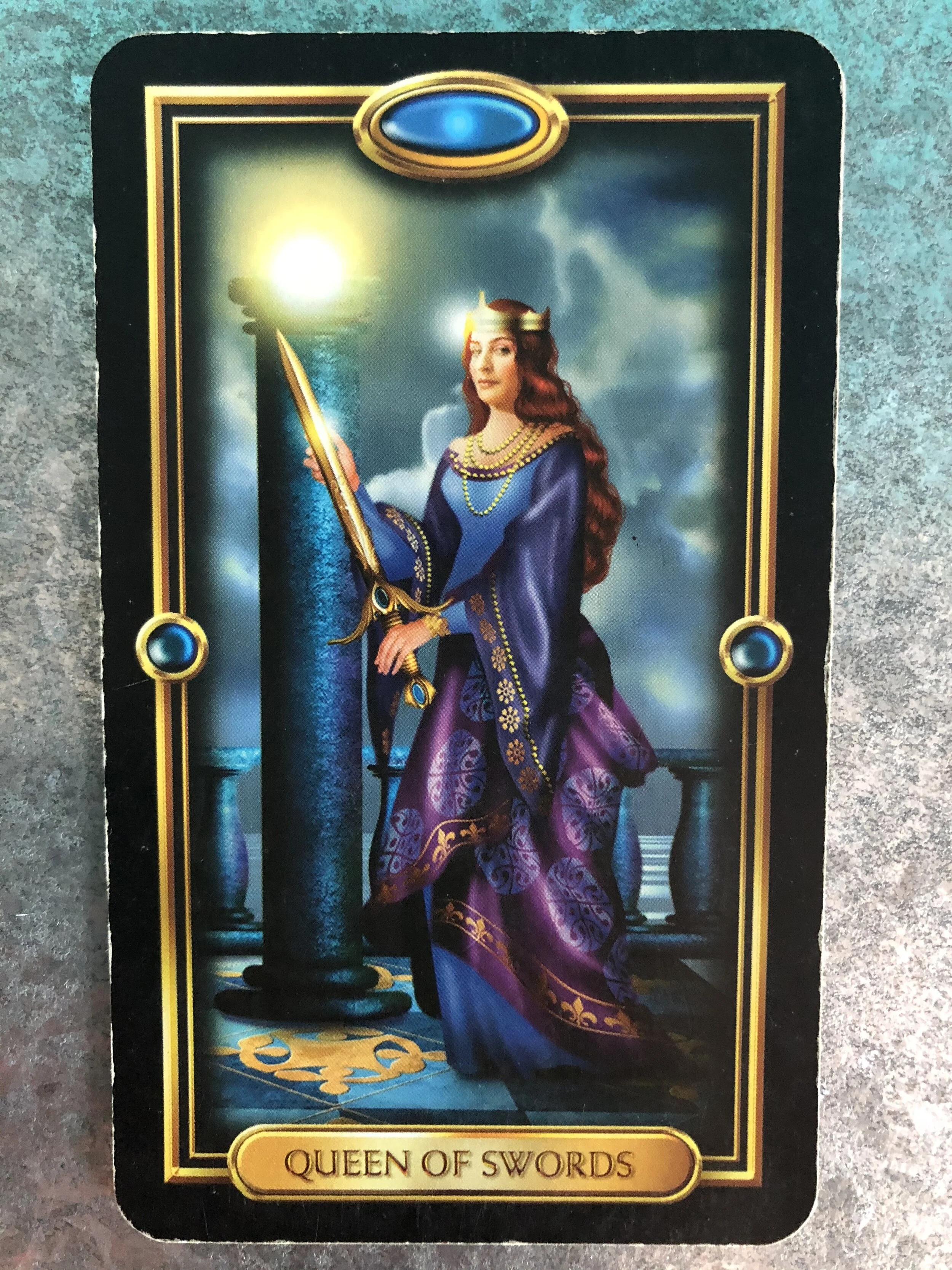 Королева мечей кроули. Королева мечей золотое таро. Королева кубков. Карта таро девушка с мечами. Что означает королева мечей в таро.