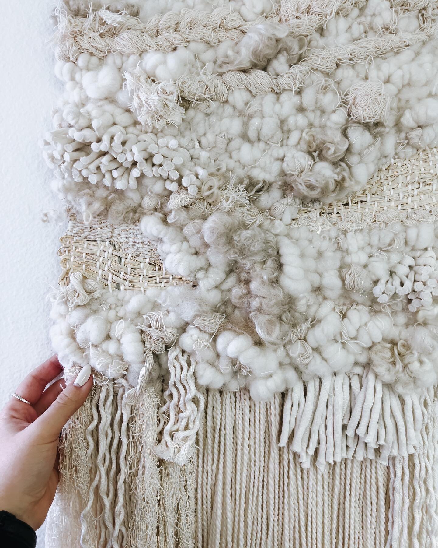 🐑 

.
.
.
.
.
#weaving #wovenwallhanging #weaversofinstagram #fiberartist #weavingloom #losangelesartist #yarn #makersmovement #makersgonnamake #sumiandme #bestofweaving #weaveweird #weaverfever #craftsfeed #homedecor #textiles #etsy #weaversofthewo