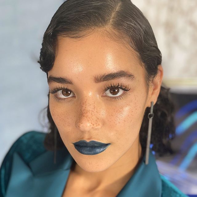 Day 3 🦋
. .
.#lamodel #makeupinlosangeles #wethairlook #fingerwaves #bluelipstick #beautyphotoshoot #hairstylistinlosangeles #freckles