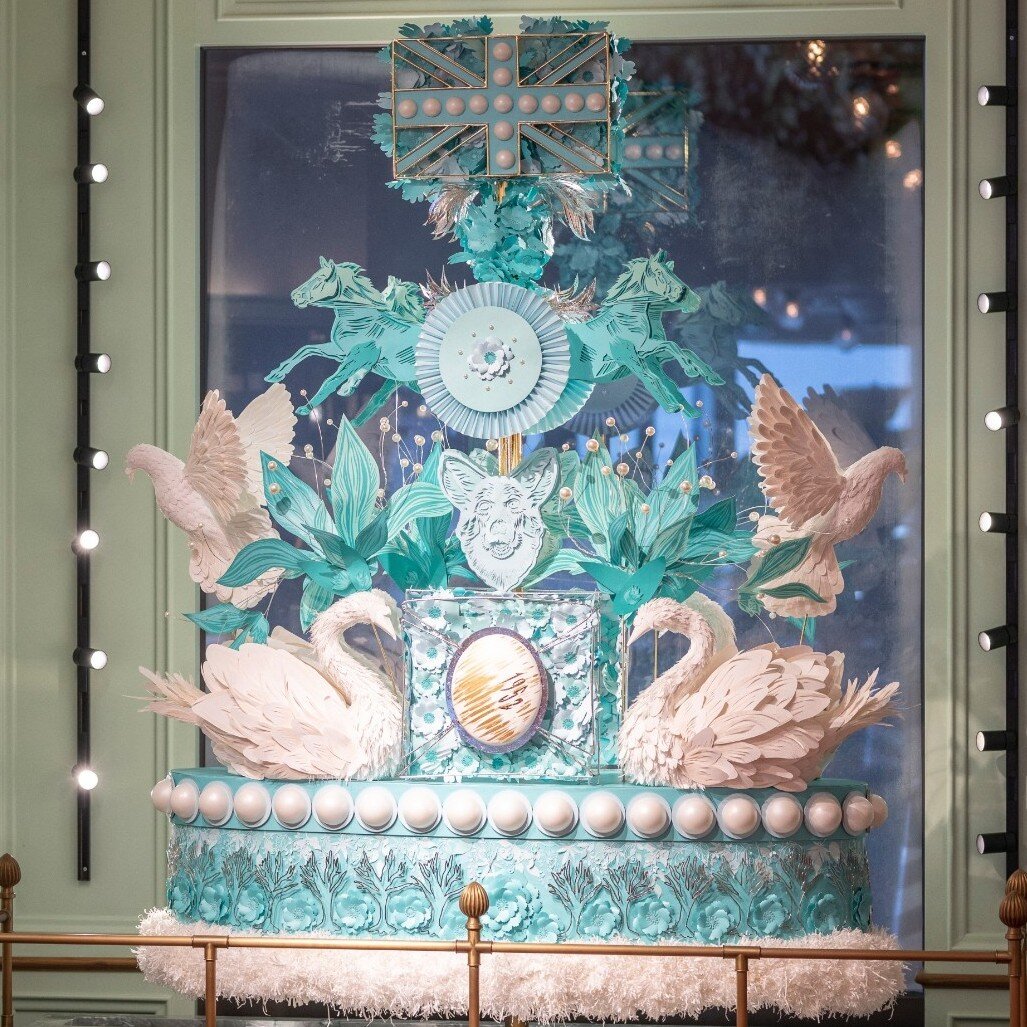 Our windows have been given a show-stopping #PlatinumJubilee makeover! 👑🎉 Our dedicated artists and designers have been hard at work constructing a memorable display inspired by Queen Elizabeth II&rsquo;s historic 70-year reign. 

#Fortnums #Window