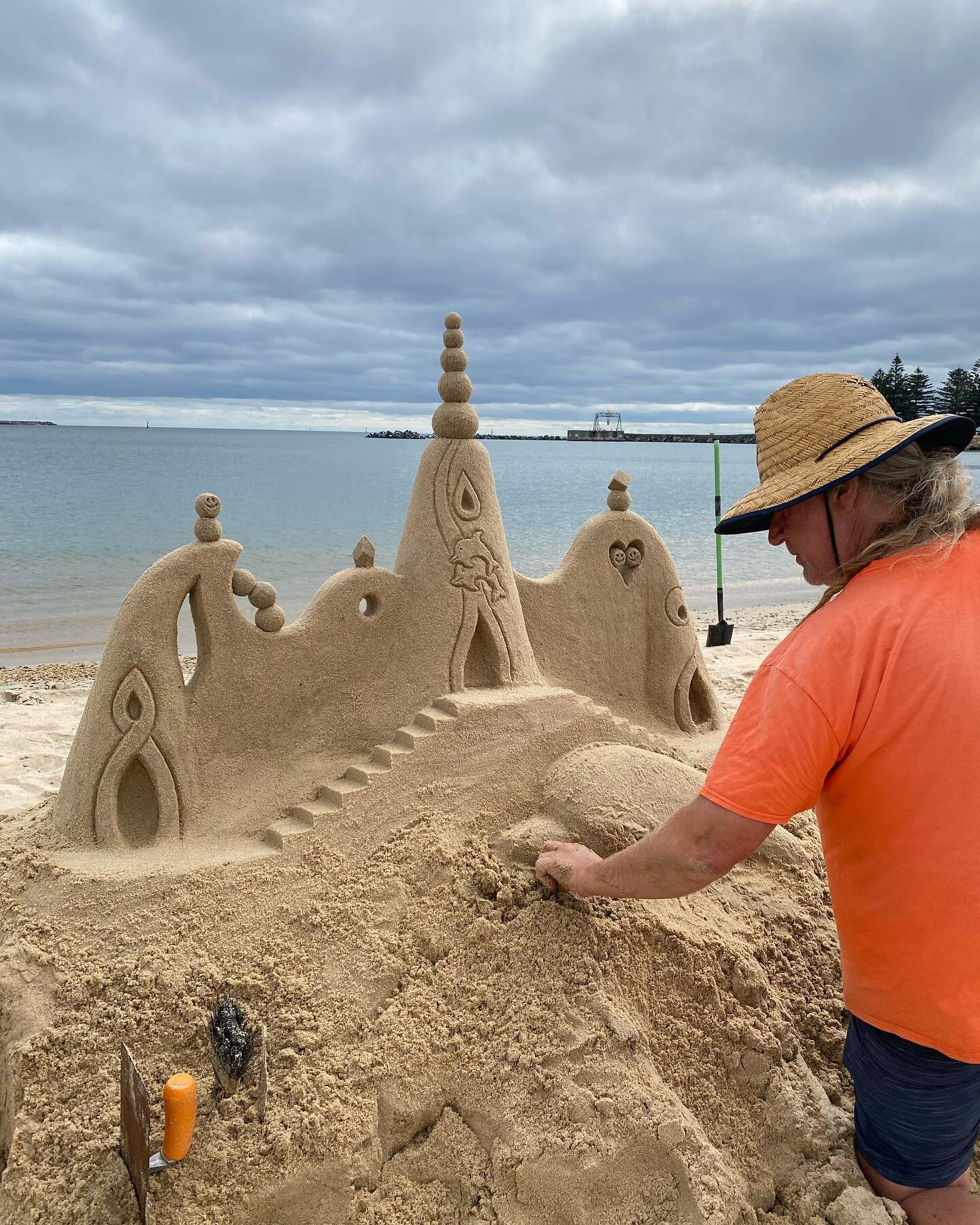 We love magical castles. It was so exciting to see this beautiful castle grow on a little beach overlooking Koombana Bay. Steve was the master guided by Jenny. They also ran sandcastle competitions which were so much fun for hundreds of kids. Life is