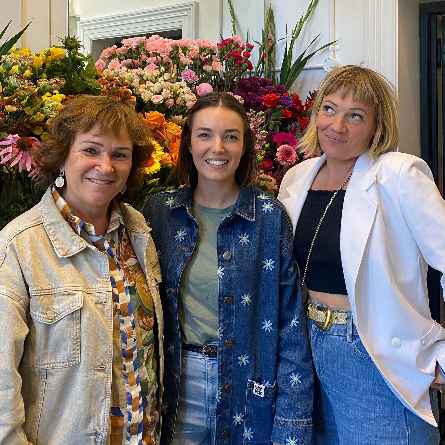 Somethings &lsquo;blooming&rsquo;

Had the best catch up with these two inspirational ladies yesterday. Watch this space

@lararose_botanicalstylist 
@foxandrabbit_ 

Follow for updates 
@gather_afloralexhibition