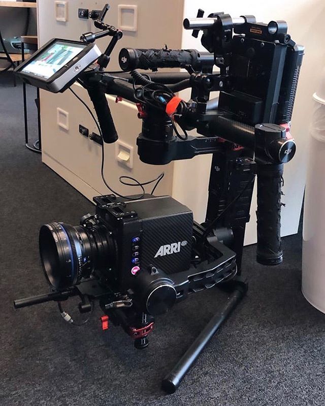 Nice little setup with the Alexa Mini, Zeiss CP2&rsquo;s, WCU4/Cforce and Ronin for an interior shoot. Vlock clamped on the top bar with a rod taking more weight of the motors 🤙🏻