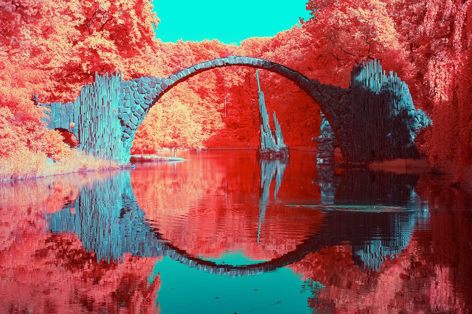 Infrarot-Fotokunst der Rakotzbrücke von Fotokünstler André Wagner – Beispiel für künstlerische Landschaftsfotografie