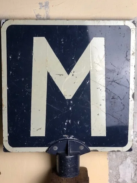 Schild "Mötesplast"