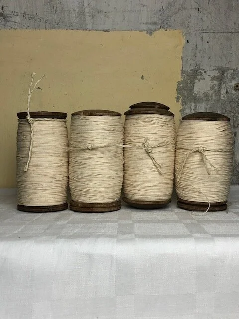 Holzspulen mit Baumwollgarn