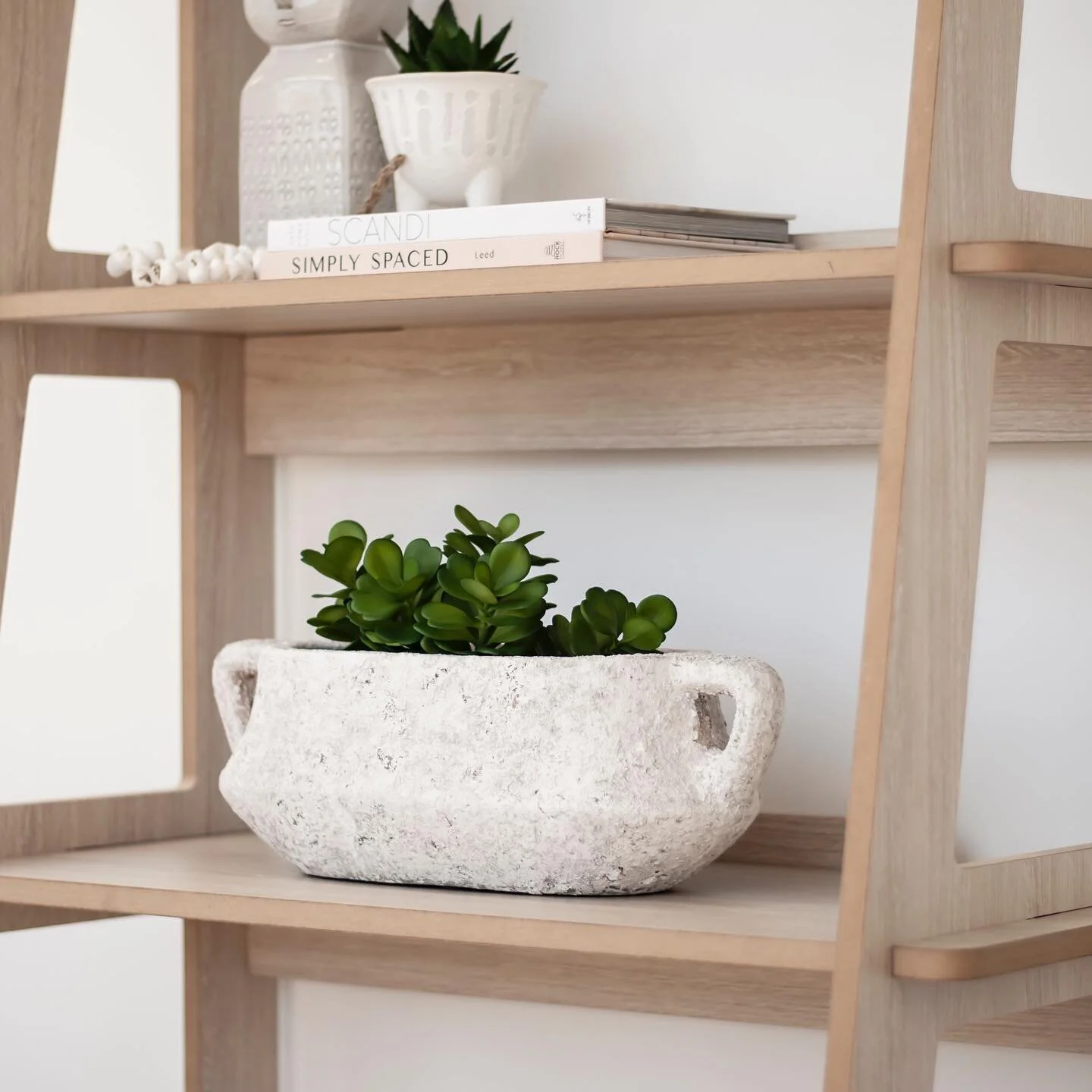 A little styling inspiration for your Monday... our new range of shelves are available in all seven colours in the @popupdesks range. Create your own look to suit your space. Feature here with gorgeous homewares from @sageandwood.collective