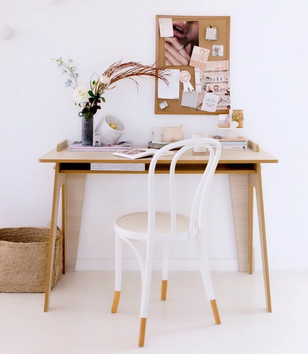 Looking for a little styling inspiration for your Monday? This stunning home office set up by @concretehoney makes the perfect work from home space. Featuring our Essential Desk in a Seasoned Oak finish. Available with free shipping until midnight tonight. Enter FREESHIP at checkout to redeem.