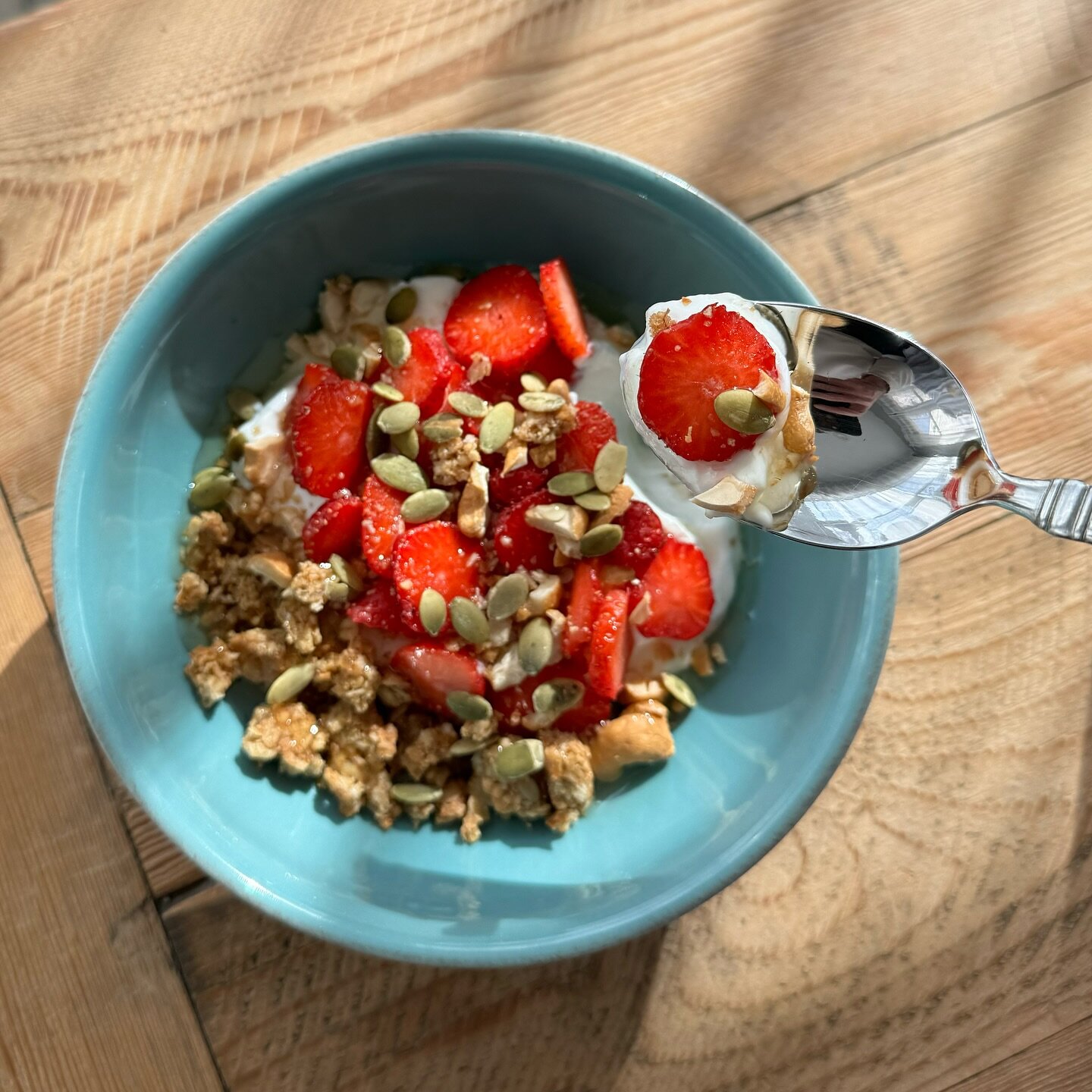 Friday morning refresh! 🍯🫶🏻

Whats on your morning yogurt? We love ours with fresh berries, crunchy granola and sweet honey! 

#sagharborhoney #honey #local #longisland #rawhoney #shoplocal