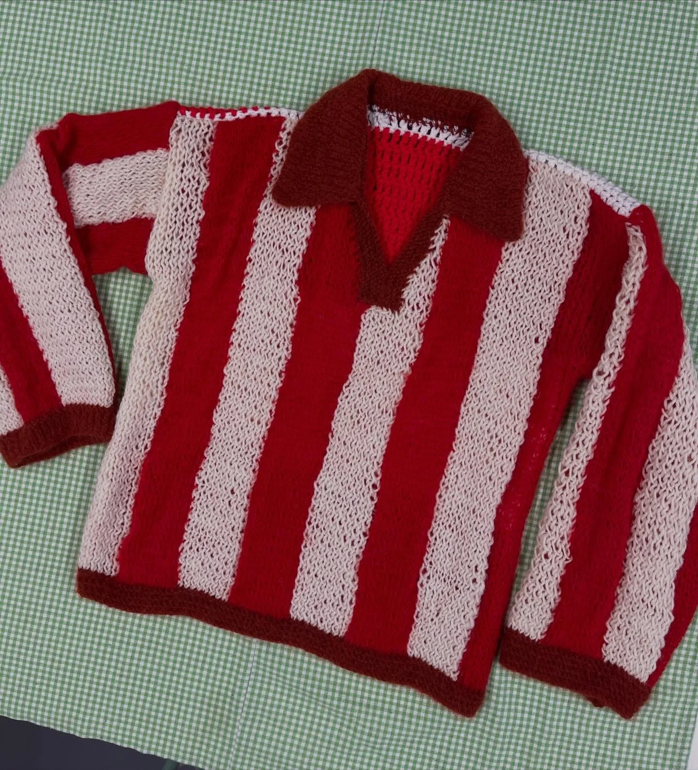 Knitted football jersey to support the girls in the UEFA Women&rsquo;s Champions League ⚽️❤️

It was my first time knitting a jumper and while it took time (try and guess how many hours?! 😂) but actually was easier than I thought and really fun to d