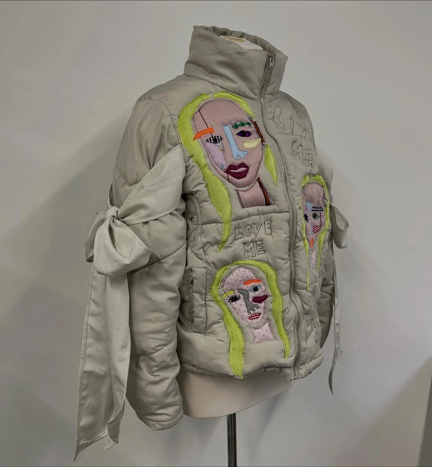 Like Me Love Me puffer - inspired my Delusions of Grandeur by Grayson Perry and exploring how socials and the want for likes &amp; loves, give us our sense of delusion of grandeur and self importance 💘

As well as all the portraits in the exhibition