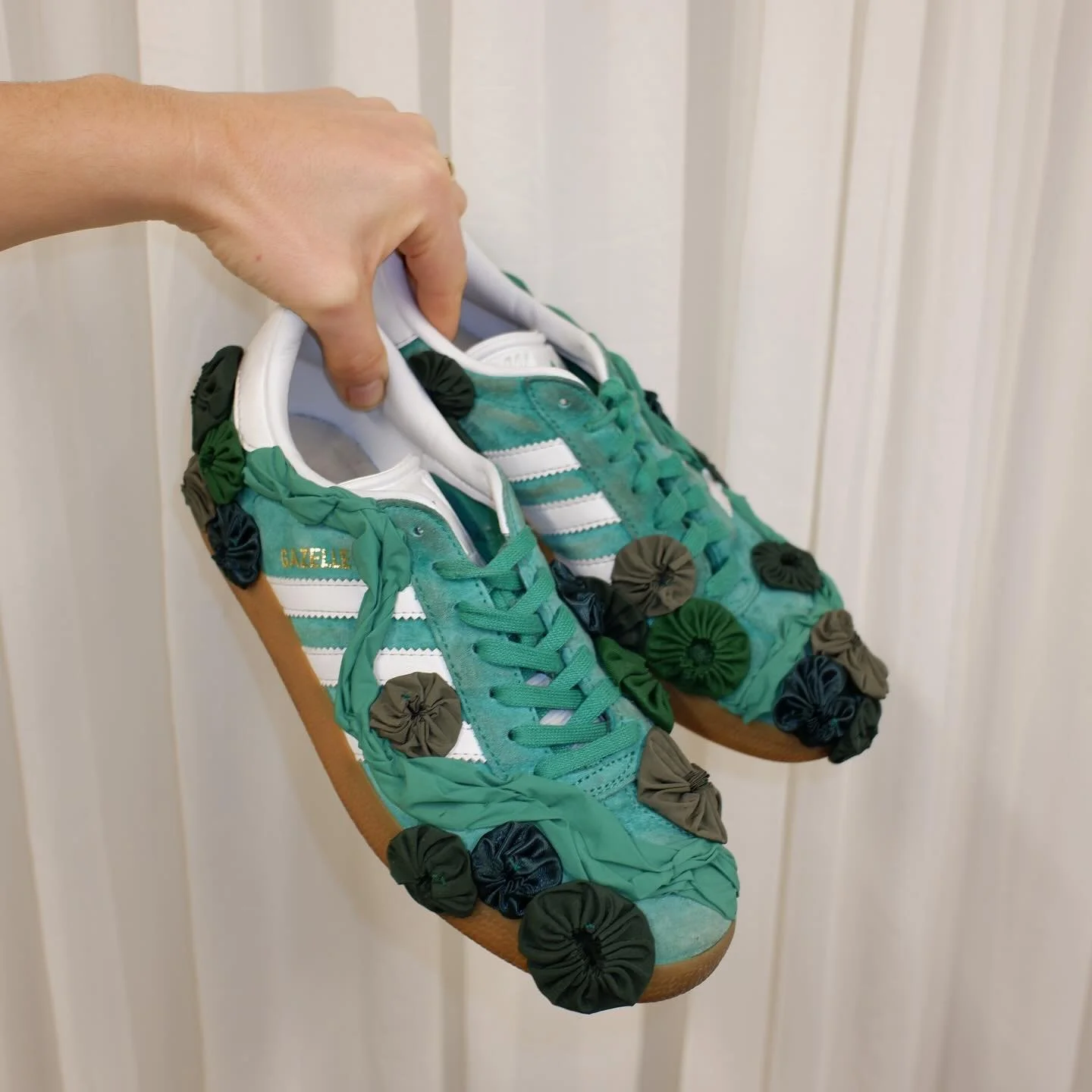 What would shoes designed for bugs look like?? And a slightly more creative version than a matcha coloured shoe 💚💚💚

Shoes from @vinted and upcycled from scraps from the big coat 🐜 

#upcycling #thriftflip #upcycledclothes