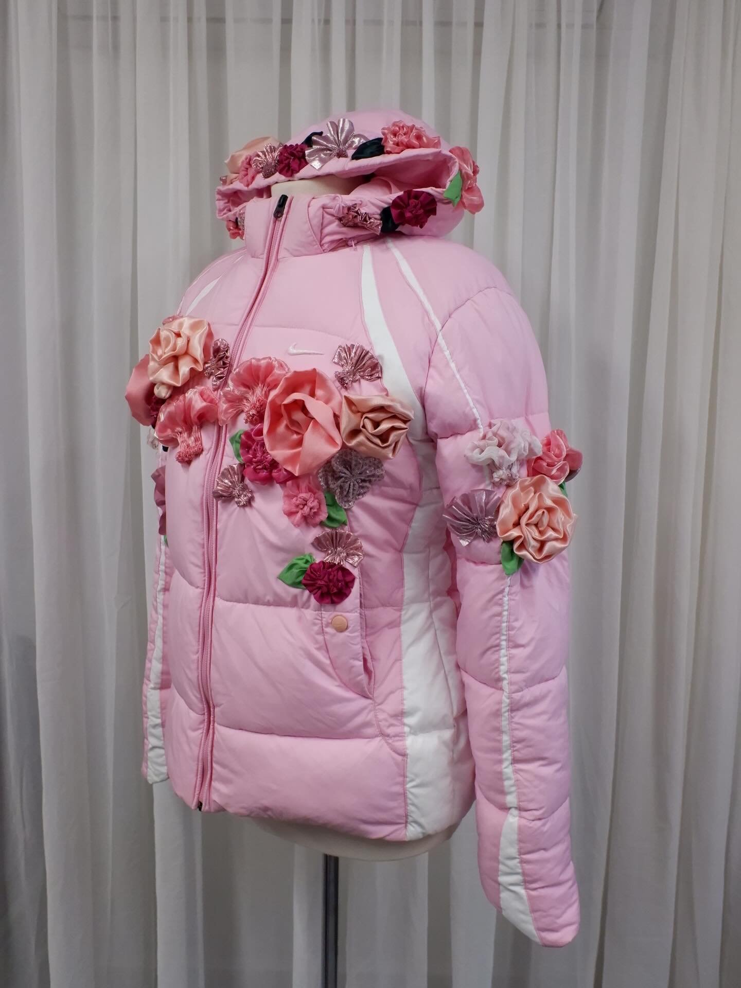 Valentines puffer🌷🎀💘🌸💞 

Inspired by &ldquo;what would Marie Antoinette&rsquo;s puffer looked like?&rdquo; From the exhibition at @vamuseum 

Puffer from @vinted 

#upcycle #upcycling #thriftflip #customclothing #remake