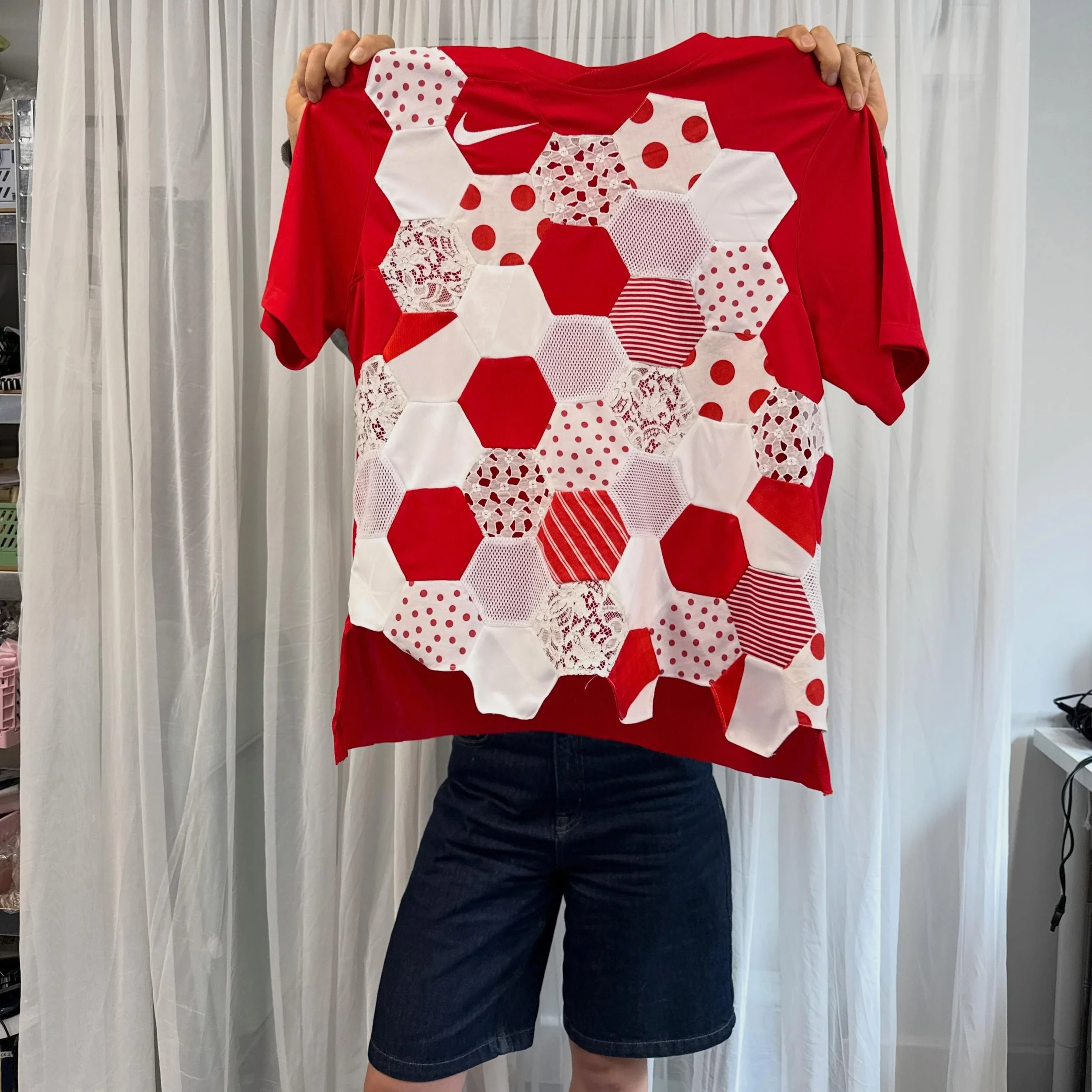 LB upcycled football shirt ⚽️ mixing a traditional quilting technique of a hexagon patchwork in sporty, lace and polka dots into a one-off football jersey 🍄 

The hexagons panels reflect the shape of the ball but my maths wasn&rsquo;t there enough t