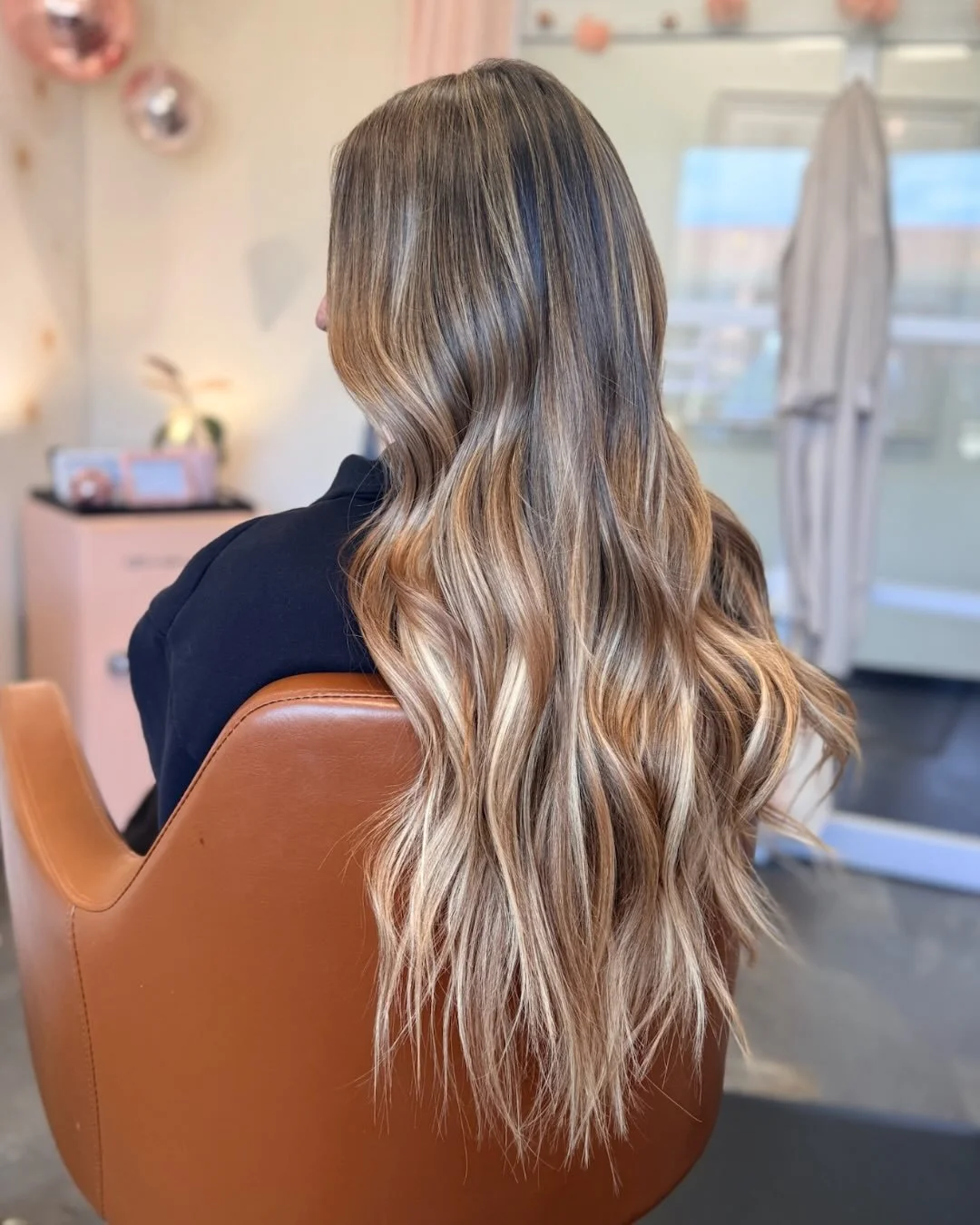 Just another day creating dream hair ✨💛

Swipe to see where we started &rarr;

#perkbeautybar #twincitieshair #handtiedextensions #seamlessextensions #dreamhair