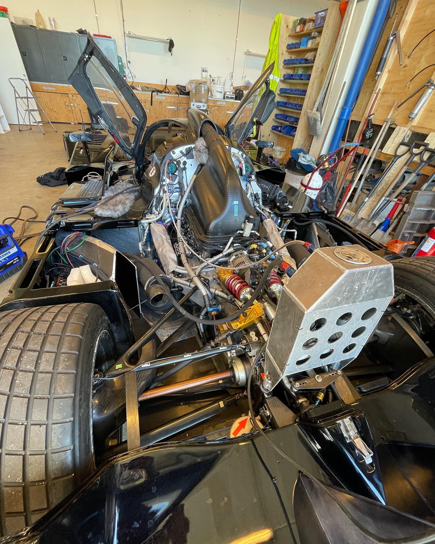 F&ouml;rberedelse inf&ouml;r start av Lola B09, v&auml;rmer upp vatten- och olje temperaturen. Riggad med en massa mikrofoner f&ouml;r inspelning av ljudet (Microsoft spel)
Undrar hur soundet &auml;r? Det f&aring;r vi veta strax
