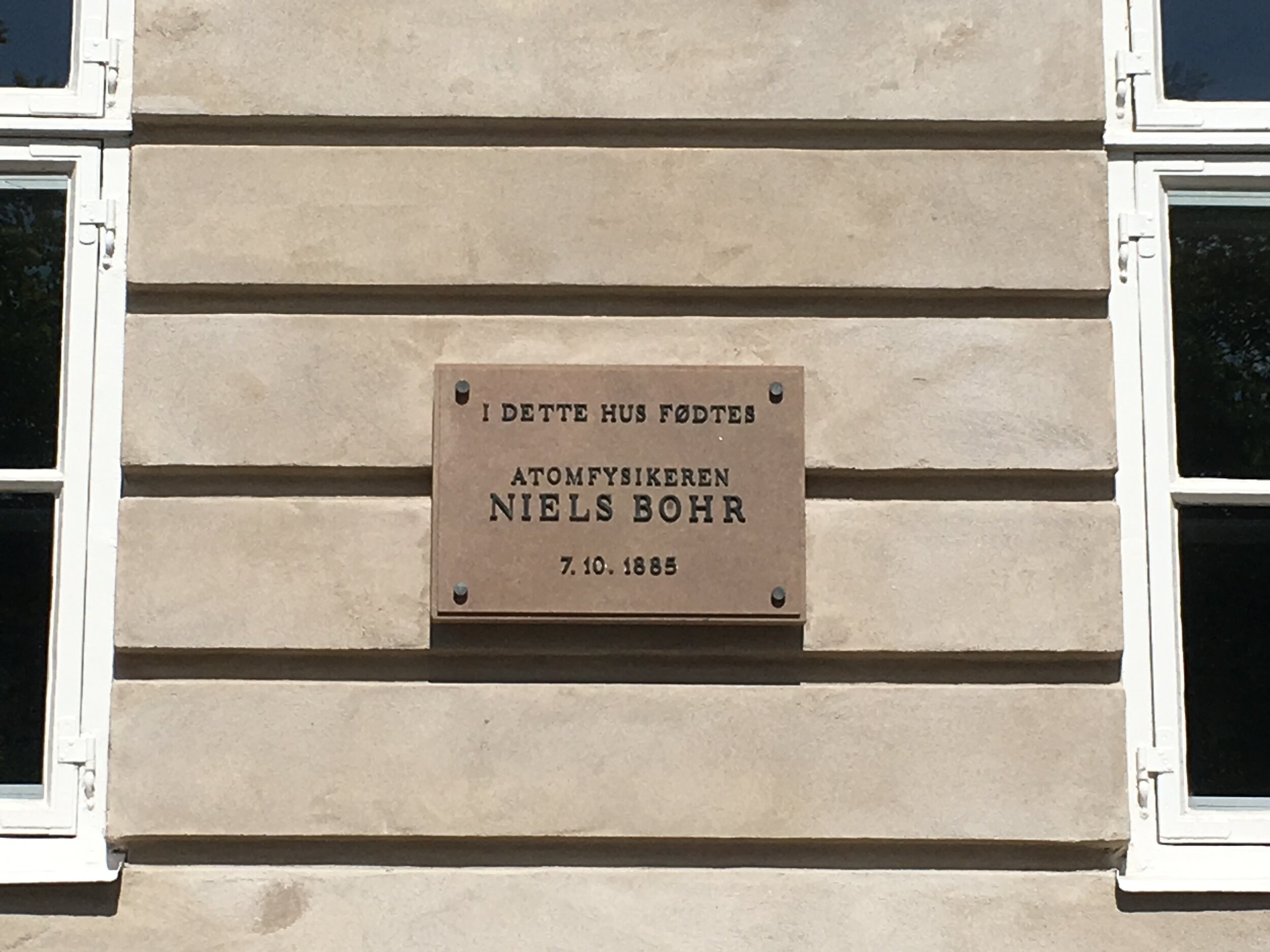 Niels_Bohr_Birthplace_Ved_Stranden_14_Plaque.JPG