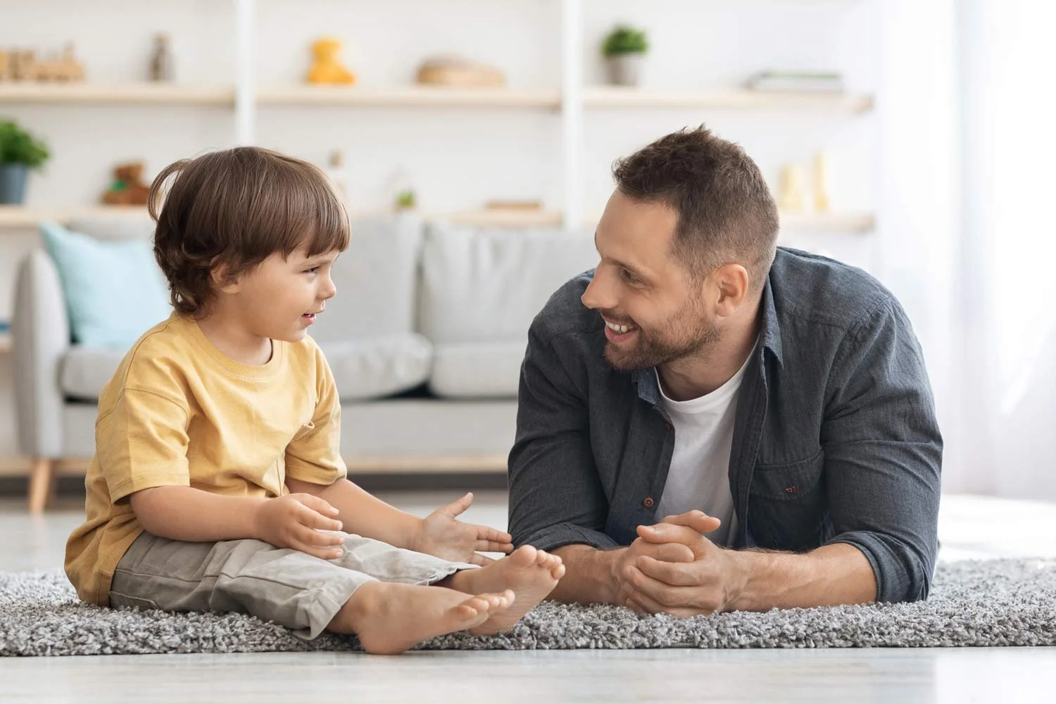 Ein Vater im wertschätzenden Gespräch mit seinem Kind auf Augenhöhe. Die Gordon-Methode vermittelt Techniken wie aktives Zuhören und Ich-Botschaften für einen Erziehungsalltag ohne Machtkämpfe.