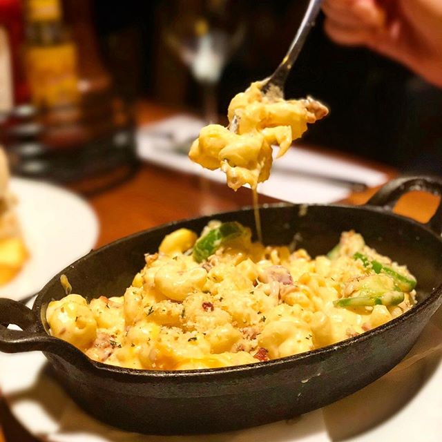 Customize your Mac &amp; Cheese however you please 🤤😏🧀
📸: @effintasty -
-
-
-
-
#chifood #forkyeah #chicagofoodauthority #chicagofood #chicagofoodporn #f52grams #foodphotography #foodpornshare #infatuationchi #chicagofoodmag #eeeeeats #foodporn #