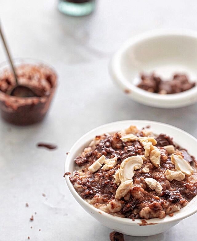 Hot chocolate oats. ... drizzles with some sugar free melted chocolate and cashews.. Message me if you want the recipe.

#almondbutter, #breakfastbowl, #chiapudding, #chiaseeds, #eathealthy, #healthybreakfast, #healthysnacks, #muesli, #nutbutter, #nu