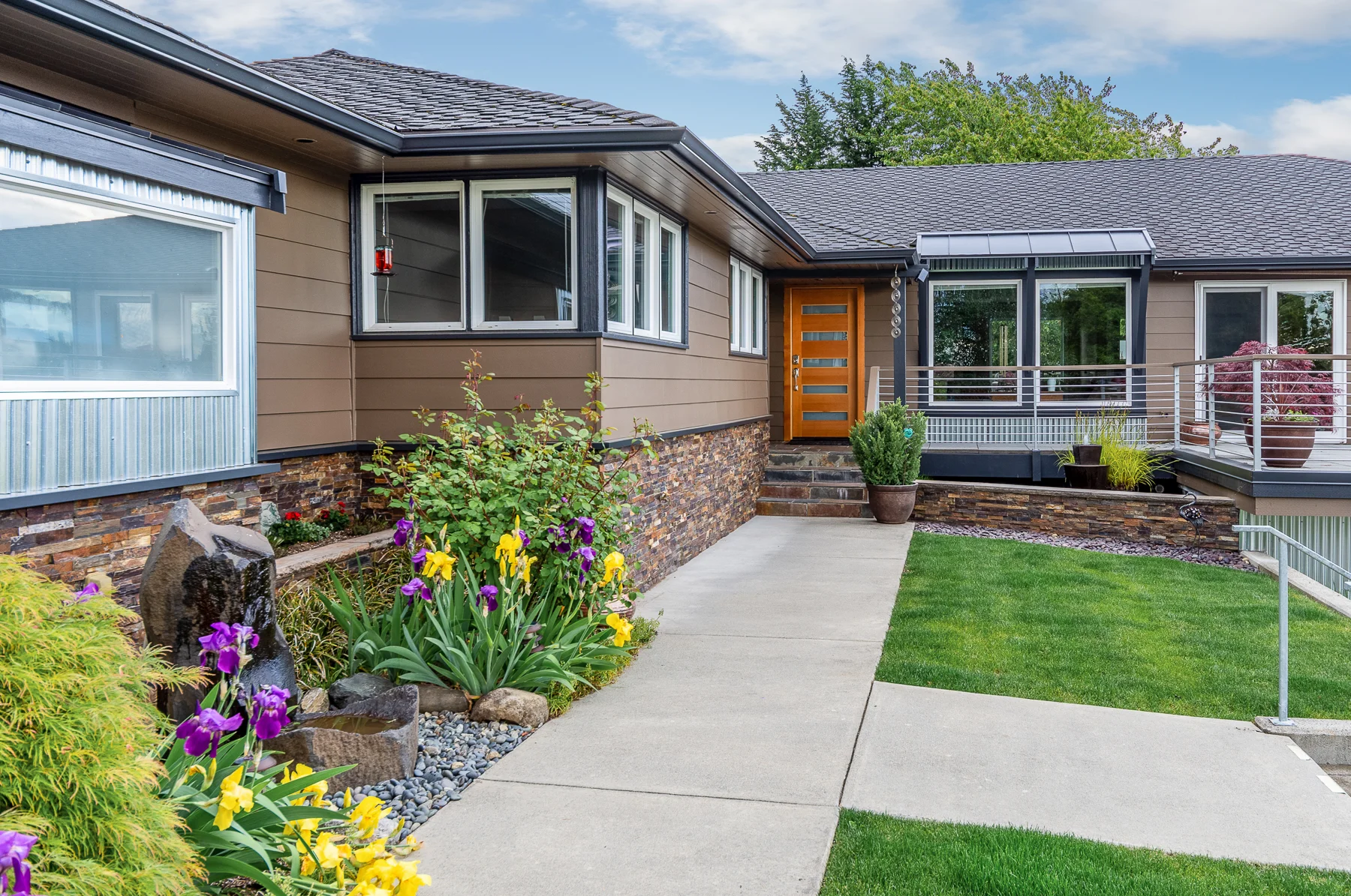 Lake Stevens House Entry Walkway - ENVISION HOME PHOTOS - Property Photographer
