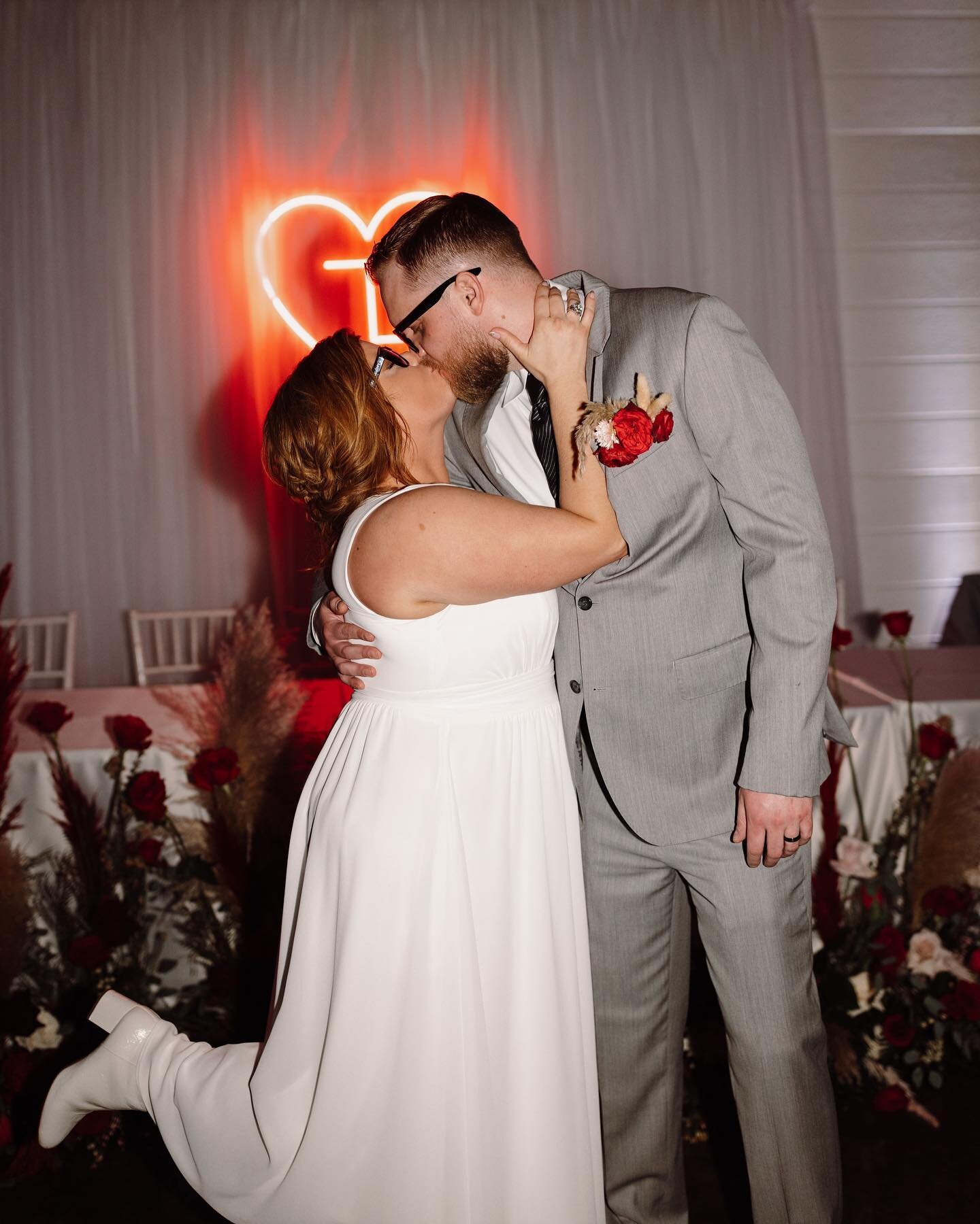 Timeless 🤝 Lindsey + Tyler&rsquo;s personalities 

From their football signature cocktails to their cake dedicated to their dogs, this couple allowed their fun-loving spirit to shine while grounding it with red roses and elegant place settings. Than