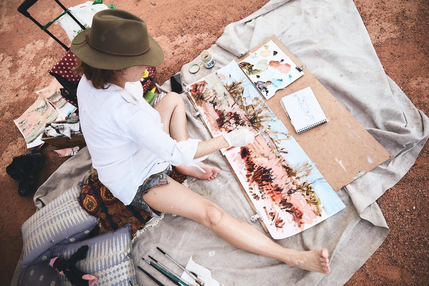 Reminiscing about our adventure to dusty Grawin last January on this cold winters day. 
It seems like a million years ago I was sitting a hot, dry opal field while painting but loving every minute. 
🥰 🌵 
⠀⠀⠀⠀⠀⠀⠀⠀⠀
** Exhibition this Sept @asw.artsp