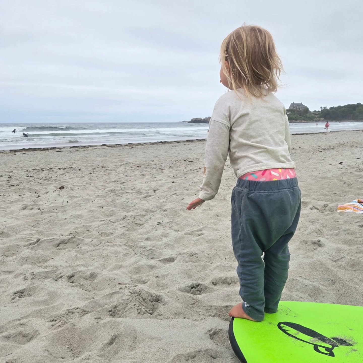 A reminder that Kids Surf Nights are now in full swing! Helia is overseeing and practicing for her debut in ~2028. 🌊☀️

This is absolutely the best way to spend every summer evening.

Booking is live at capeannsup.com