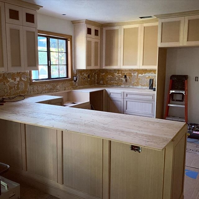 The best kind of updates to get from your client include progress pictures! #kitchenremodel #customcabinetry #riftoak #interiordesign