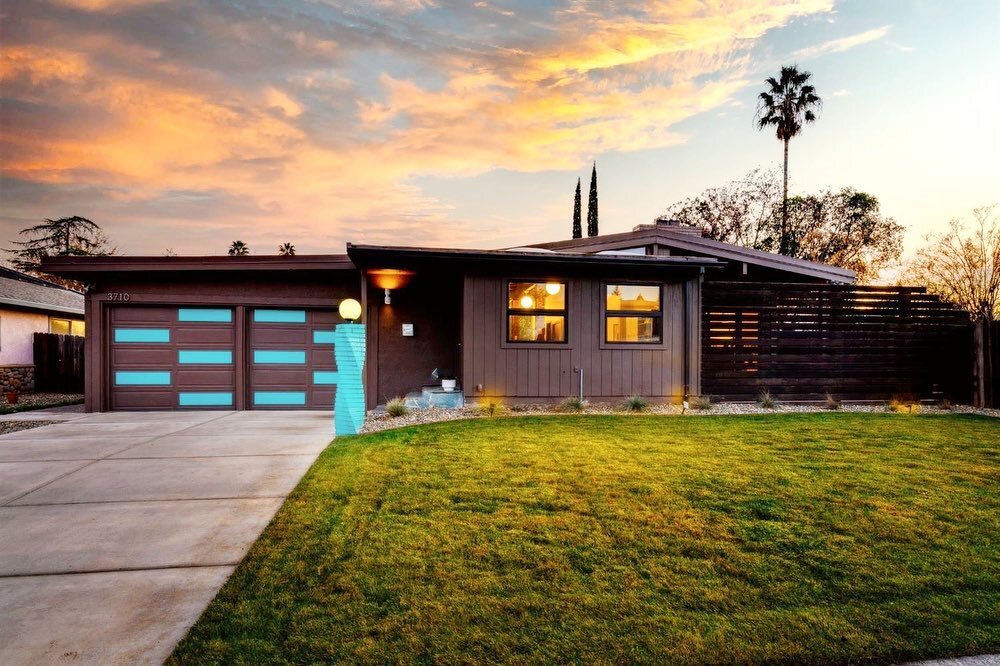 I really hope 2022 brings us lots of mid mod inventory 🤞Here we go! 

Here&rsquo;s your chance to buy a mid mod with a pool! ☀️ Listed at $675k,  built in 1959 with lots of mcm features like clerestory windows, post &amp; beam architecture and a sup