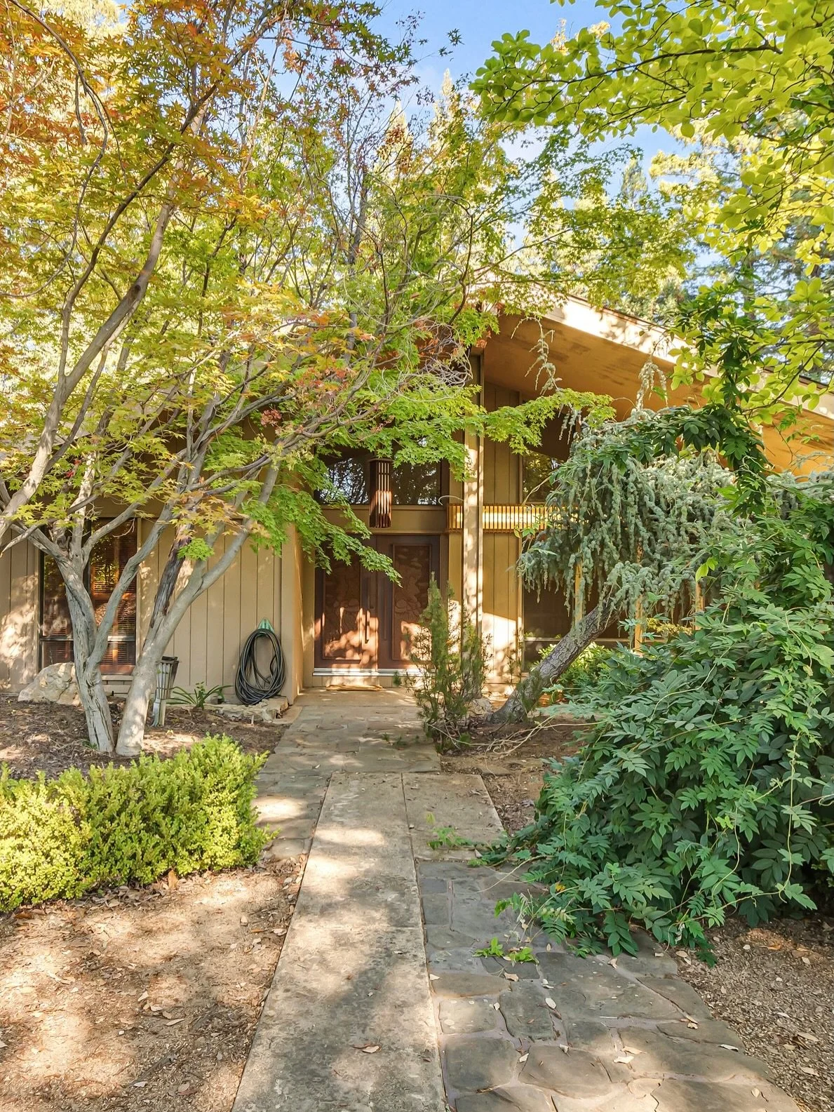 Straight out of a mid century modern dream ✨ This one&rsquo;s been meticulously cared for and all original with clerestory windows, tons of cool wallpapers from the 70&rsquo;s, luxurious materials, a travertine fireplace, even a wet bar for your best