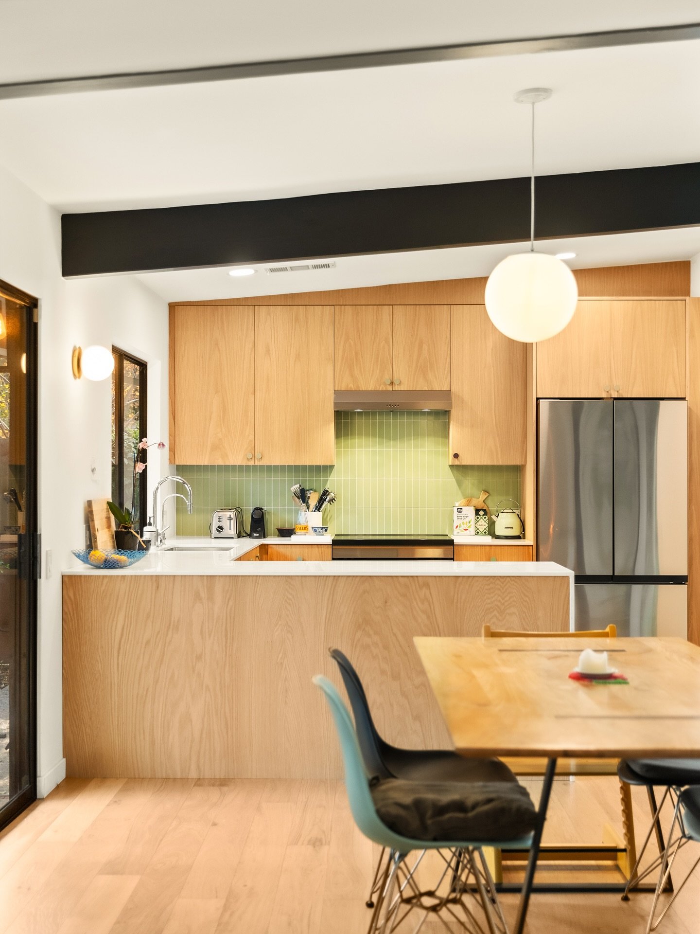 The vibes are immaculate at our newest listing! 😎
 Skylights? Check. Indoor atrium? Yup. Terrazzo + designer details? Of course.
 This Streng halfplex isn&rsquo;t just pretty, it feels good. It&rsquo;s giving: iconic, laid-back luxury, and good desi