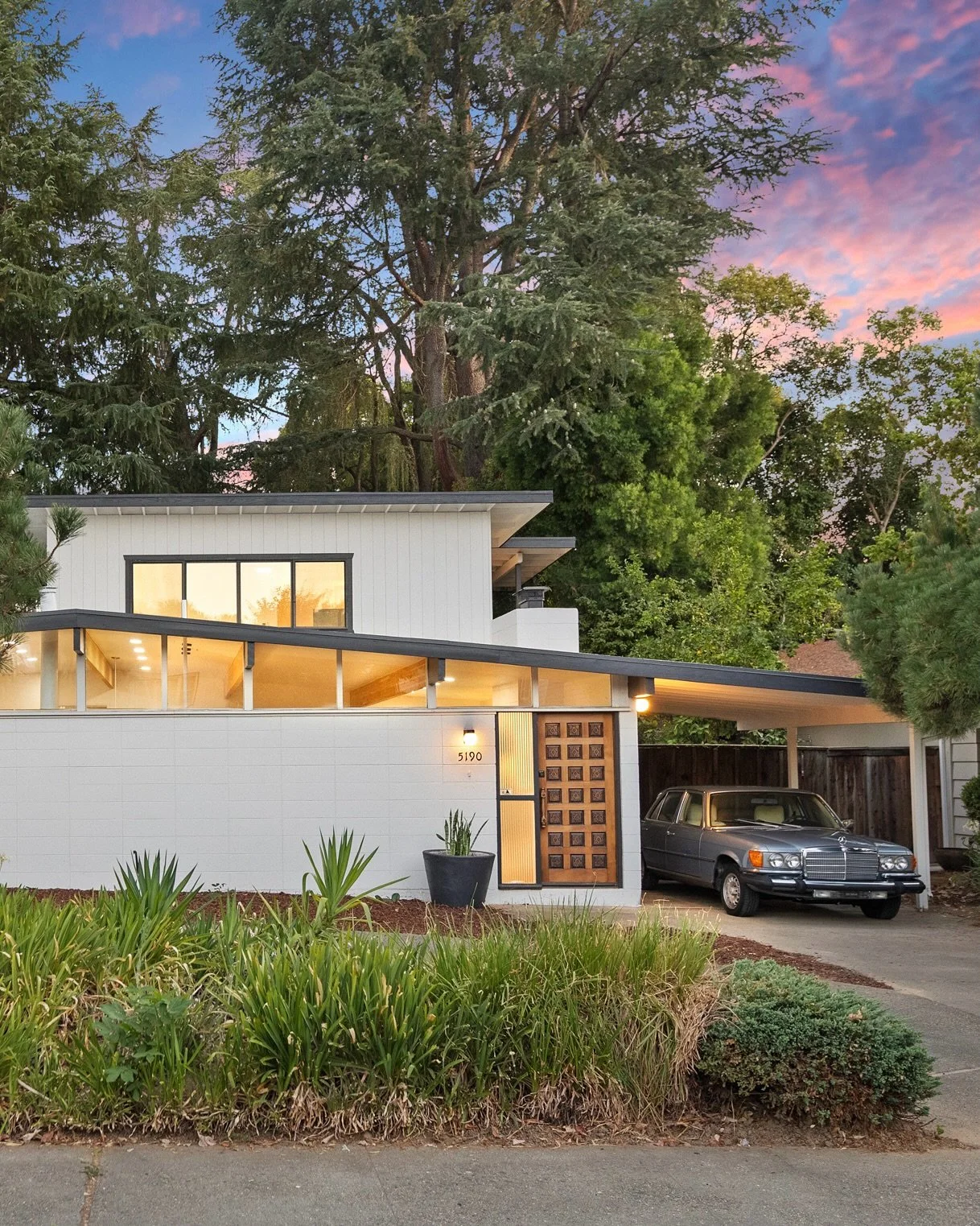 Stop scrolling: my newest listing is here! Mid Century Modern + River Park Charm ✨
Iconic 2-story post-and-beam architecture with clerestory windows, 2 primary suites, tastefully remodeled, beautiful hardwood floors, and a huge screened patio overloo