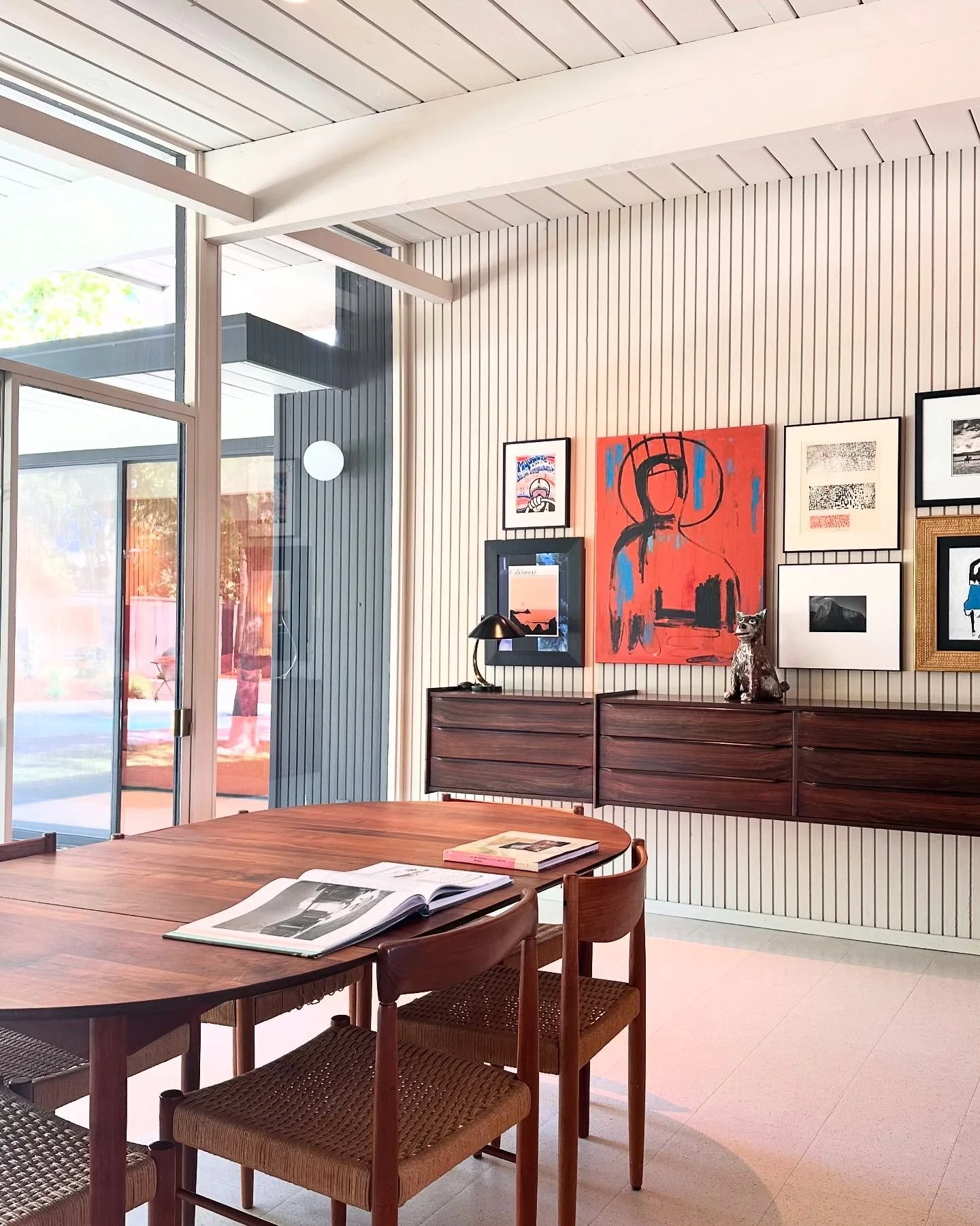 A gorgeous Eichler in Sacramento&rsquo;s beloved South Land Park neighborhood under a million? ✨ Hard to believe this mid century gem hasn&rsquo;t been snapped up in 2 seconds. I had to see it for myself and let me tell you, it&rsquo;s even more stun