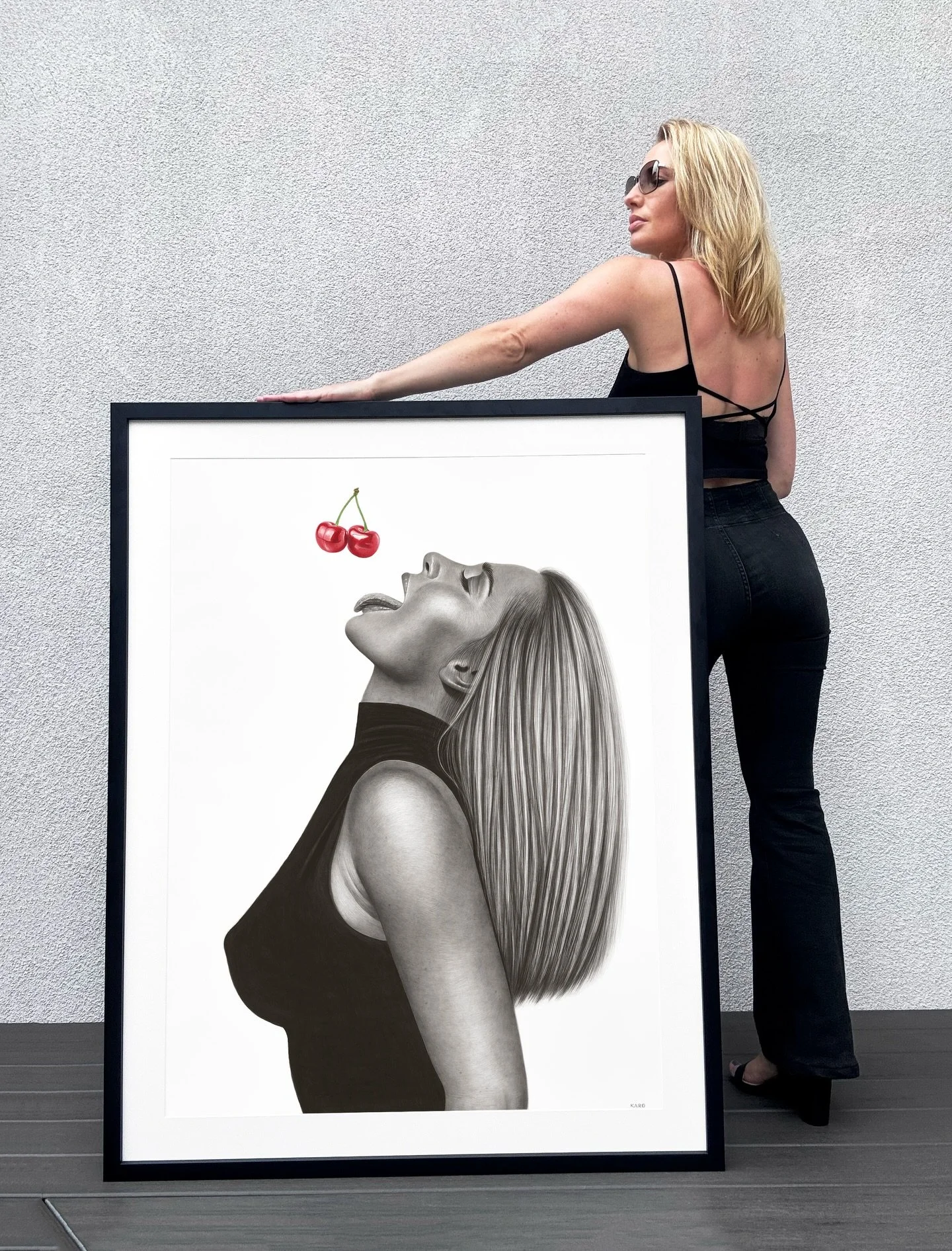 Framed &amp; ready to hang 🍒😉
&sbquo;CHERRY POP&rsquo;
Graphite, charcoal &amp; oiled colored pencil on archival paper.
#womanartist #karolinaleonte #cherrypop #hyperrealistic #popartstyle