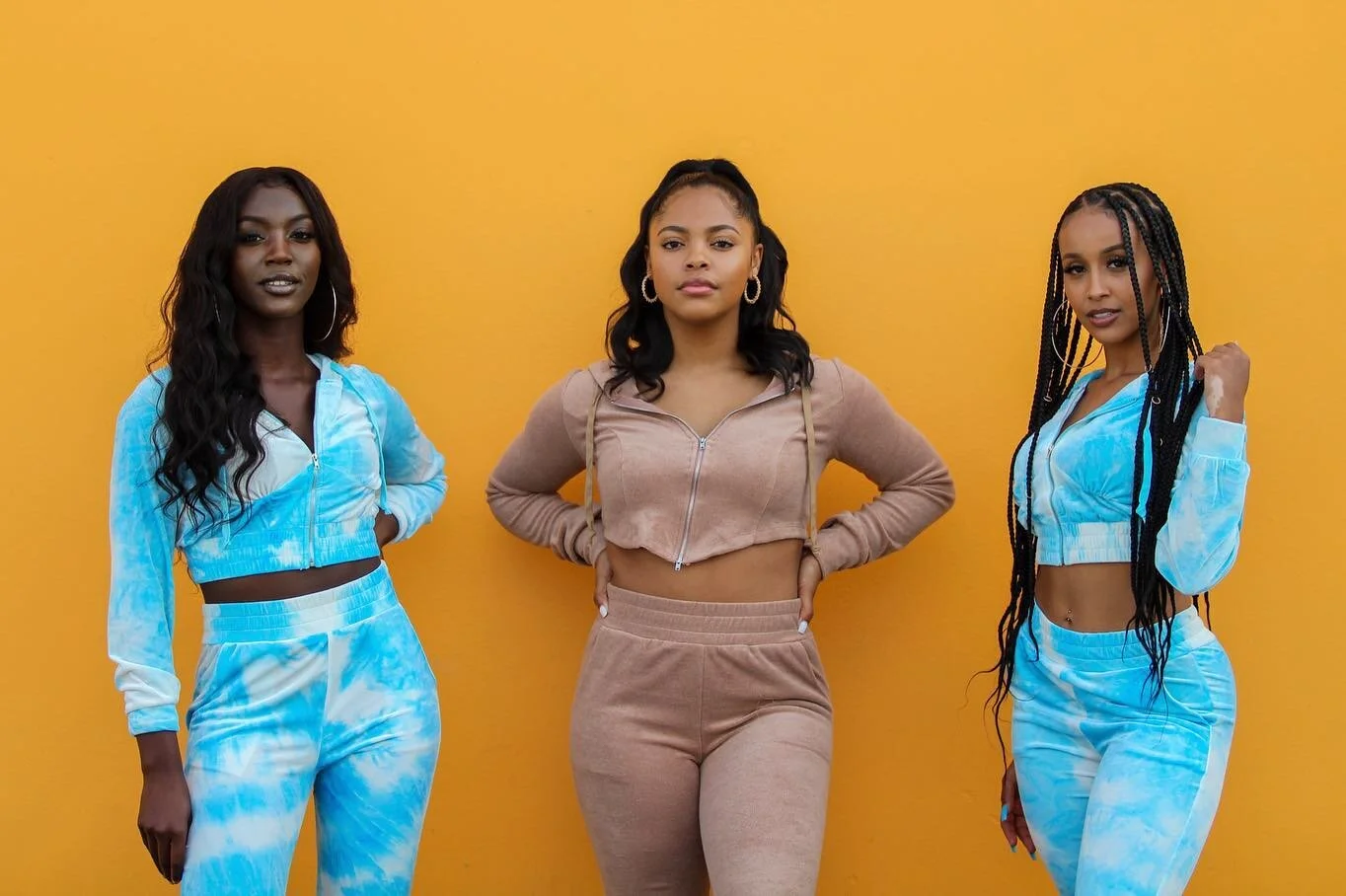 Fall is here! 🍂
Add these two sweatsuits to your closet 
&ldquo;Blue Tie Dye Sweatsuit&rdquo; x &ldquo;Camel Sweatsuit&rdquo;

🛍SHOPESSUSTYLES.COM🛍

@essustyles 

.
.
#dumasdigital #seattlephotgraphy #blackownedbusiness #blackowned #buyblack #phot