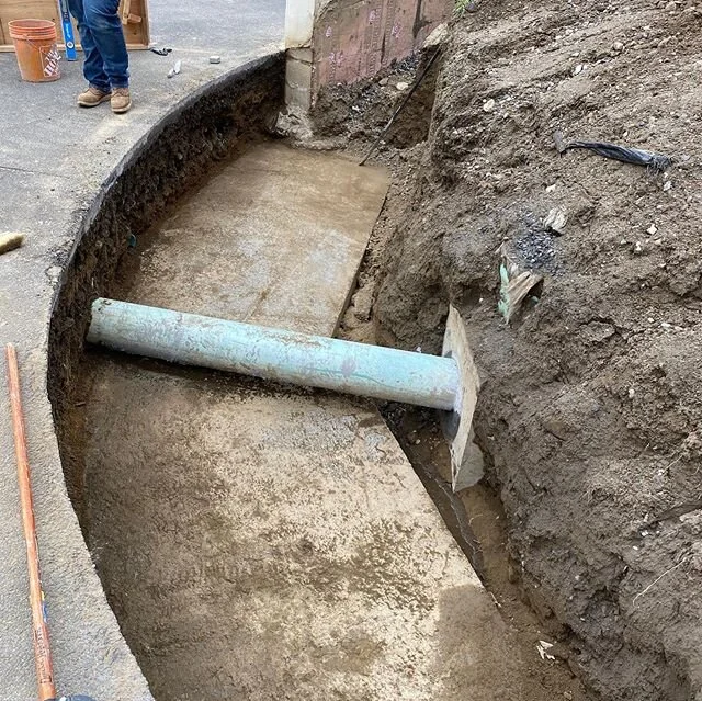 Busy week putting in new drainage, cutting down existing banks, peeping for more limestone steps, prepping pads to get ready for new air conditioning units, extending existing Landscape walls with new footings and even got to try out the new style ba