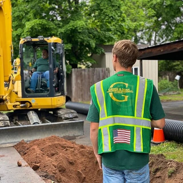 New Drainage Project in East Haven, CT.

Also, Brandon embracing our new branded safety vests!

Let us know what you think?? #earthworks 
#excavator
#excavation
#volvo 
#sitework 
#earthworks 
#menatwork 
#madeintheusa 
#carhartt 
#construction 
#con