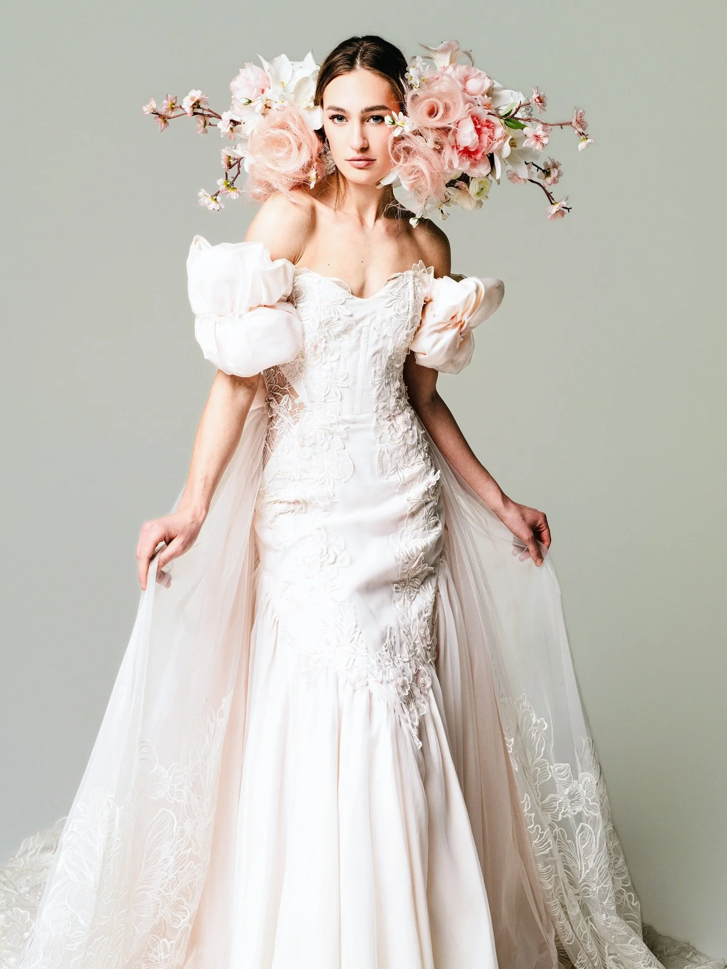 DAISY ⭐️

Bridal designer: @vanyadesignsbridal @alicia_v_ybarra 
Photographer: @ericfisherphotos 
Makeup artist: @theaestheticianboss 
Hair: @trishdoolhairdresser using @keunehaircosmetics 
Hair assistant: @sophiesinthecosmos 
EFS student assistants: