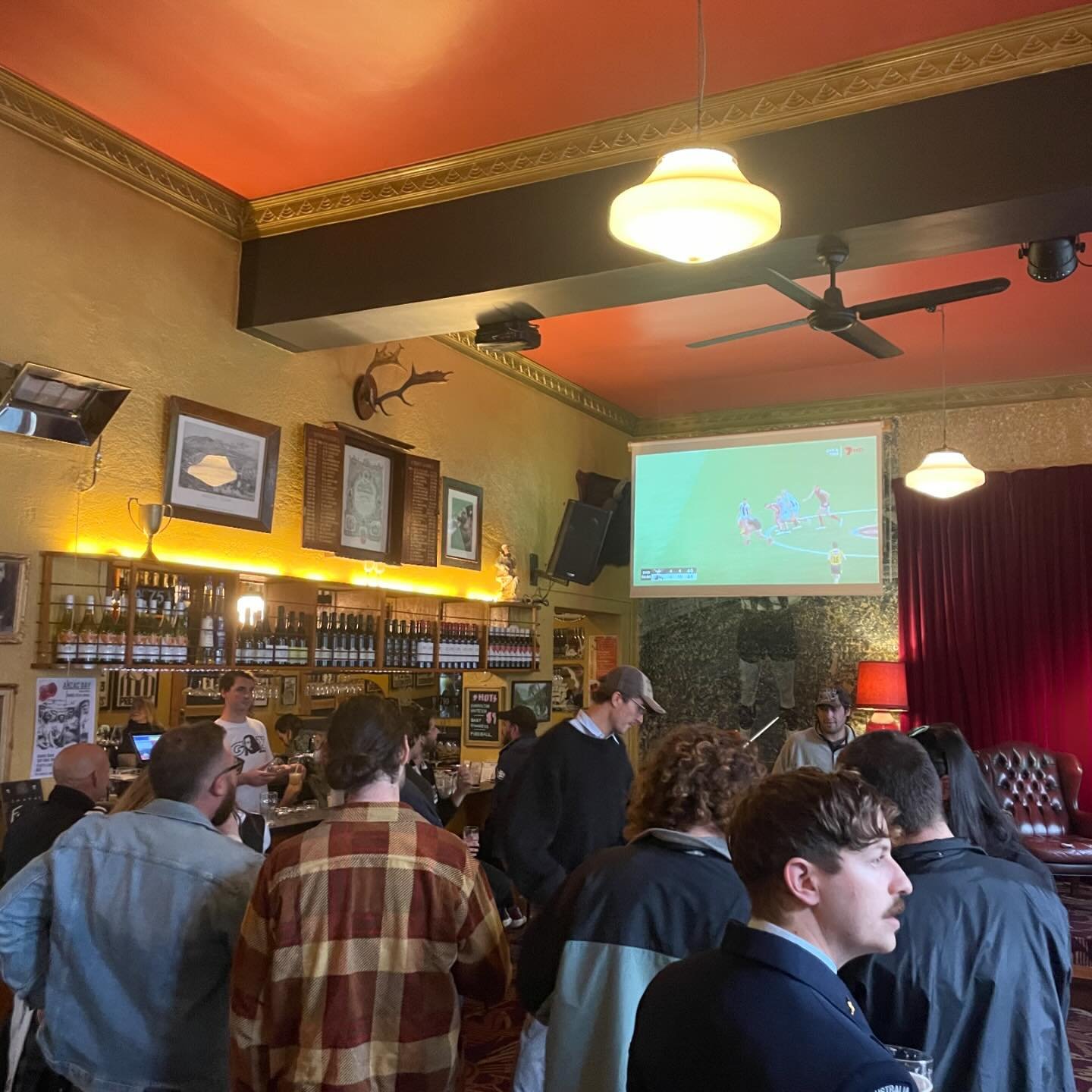 TGIF 🙌🏽 &amp; for tonight&rsquo;s game 🏉 Watch it on the big screen at the front bar or in the back beer garden near the fire.. 🔥
See you in a few 

#melbournefooty #melbournepubs #collingwoodmagpies