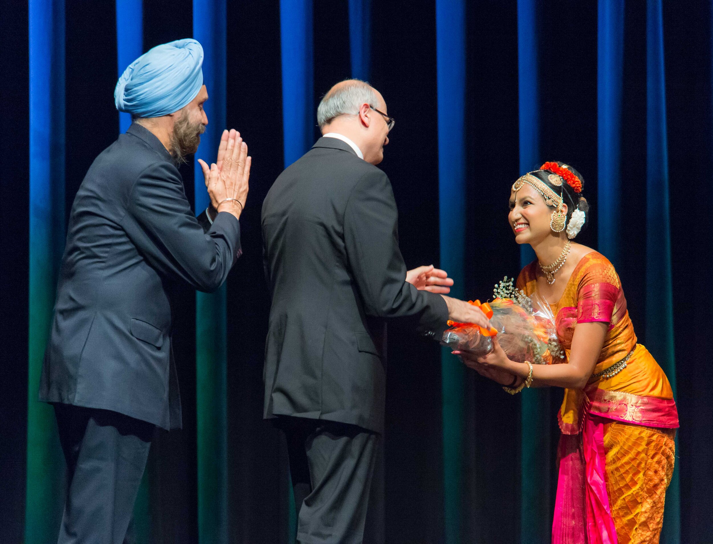 Bhavana being felicitated by Foreign Minister Shri Vinod Gokhale & H.E. Shri Navtej Sarna Ambassador to USA @ Kennedy Centre, Washington