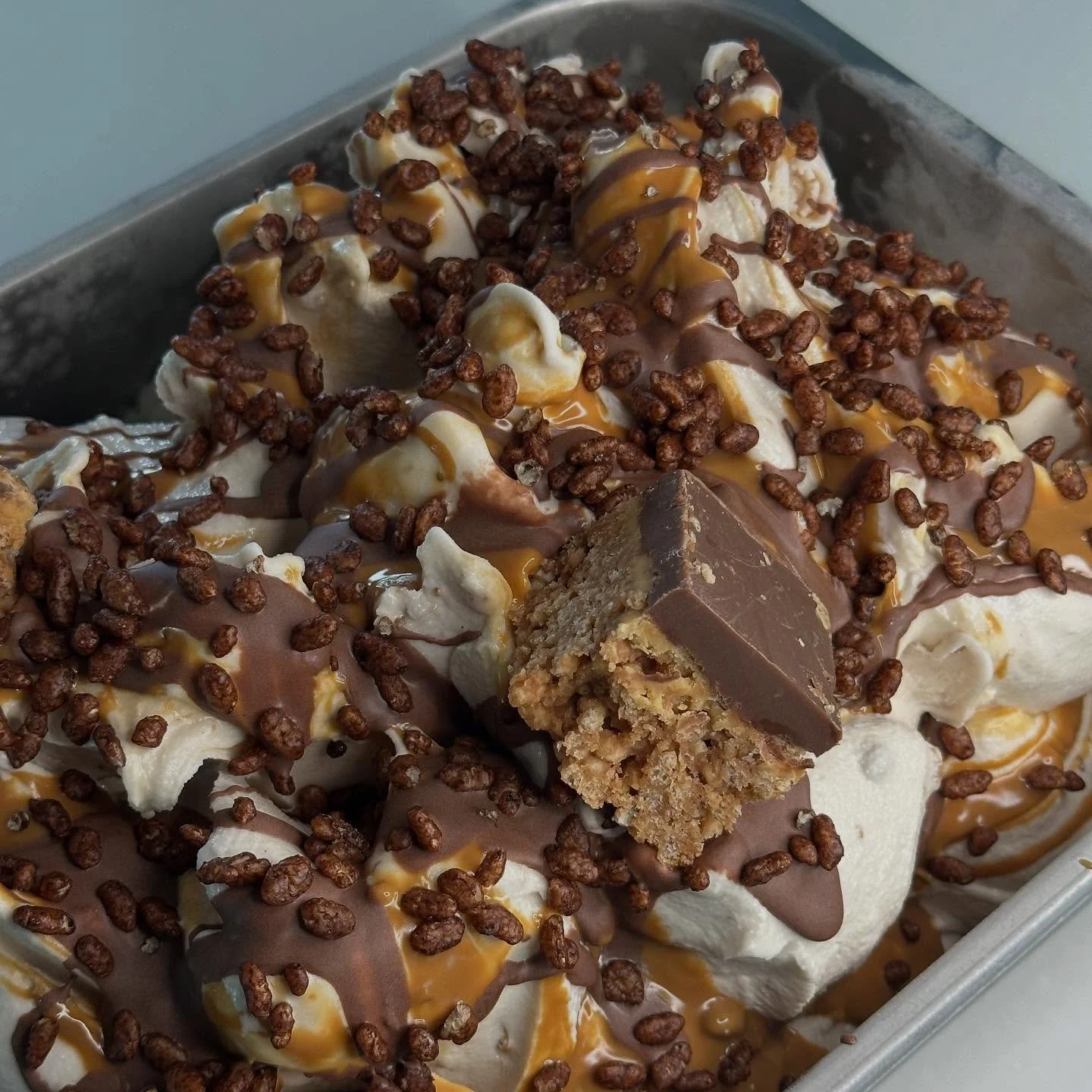 Sunday scoops 🎉

Millionaires crispy ( chocolate milk, caramel, chocolate, crispy cocoa) 
Old school cake 
Raspberry &amp; Biscoff cheesecake 
Scottish tablet 
Plum rice pudding 
All the berries 
Pistachio 
Nutella 
Mint chocolate chip