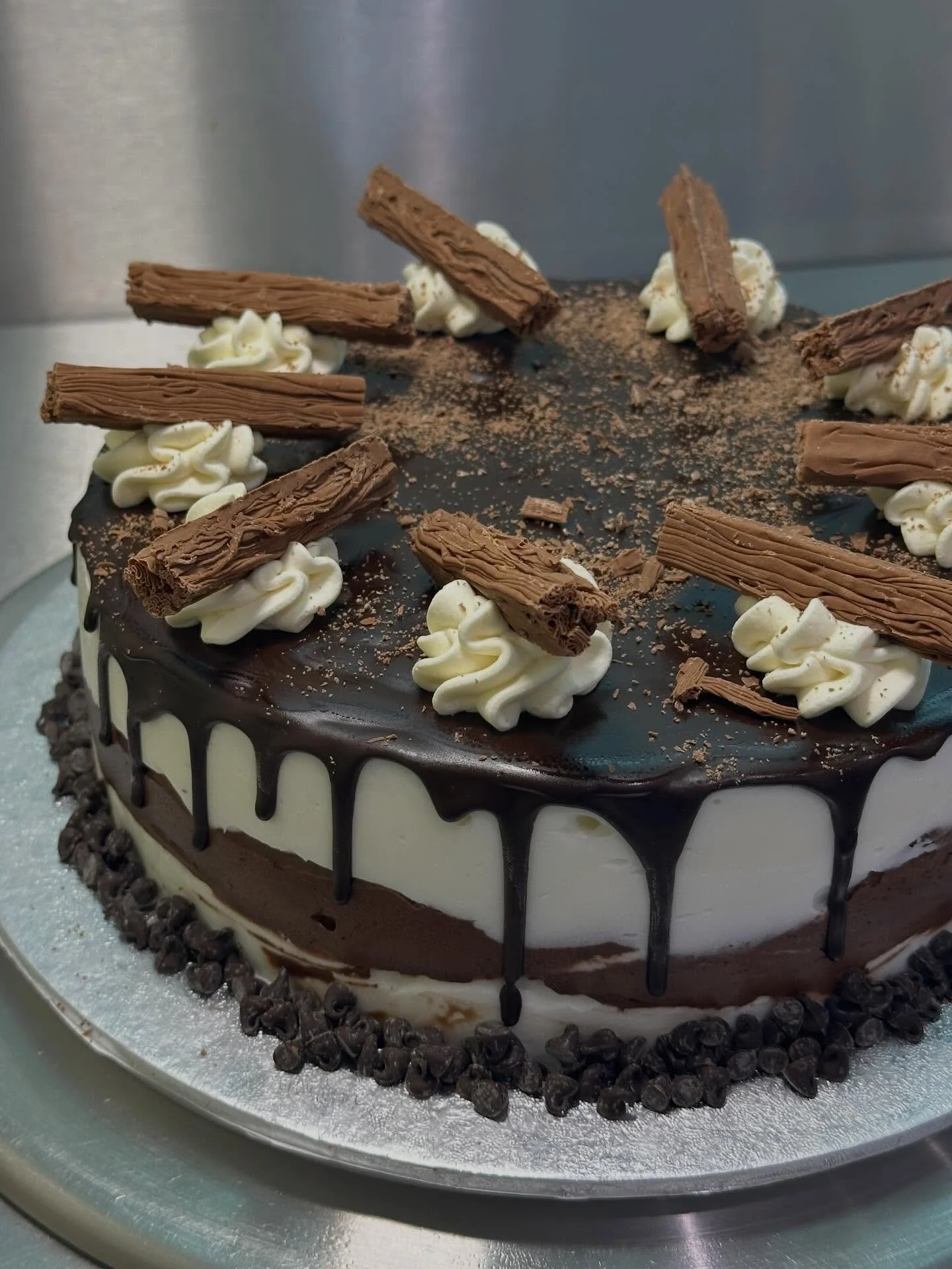 We had a few gelato cakes go out this weekend but this has to be our favourite! 

A returning customer - first cake was bought for her son&rsquo;s 18th birthday and were back ordering for his 21st 💙💙

We&rsquo;re always saying how lucky we are to h