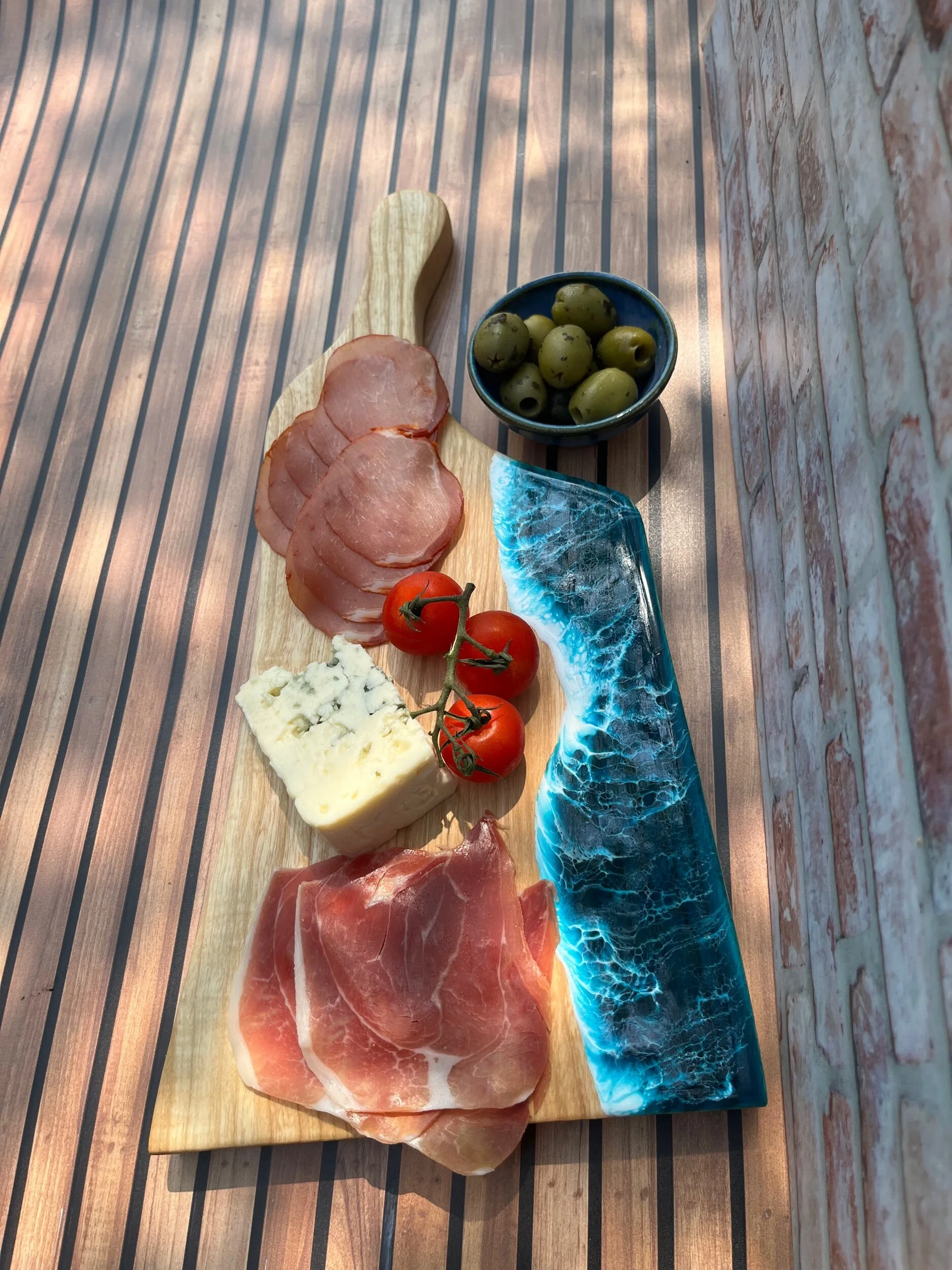 paddle shaped cheese board with ocean stylee resin art by irish resin artist fiona scott